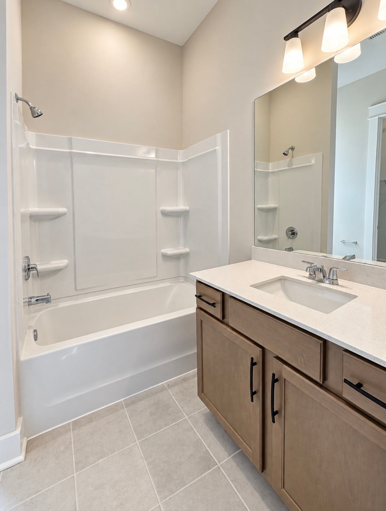 2905 Biloxi Ct, Murfreesboro, TN 37129 Guest Suite full bathroom
