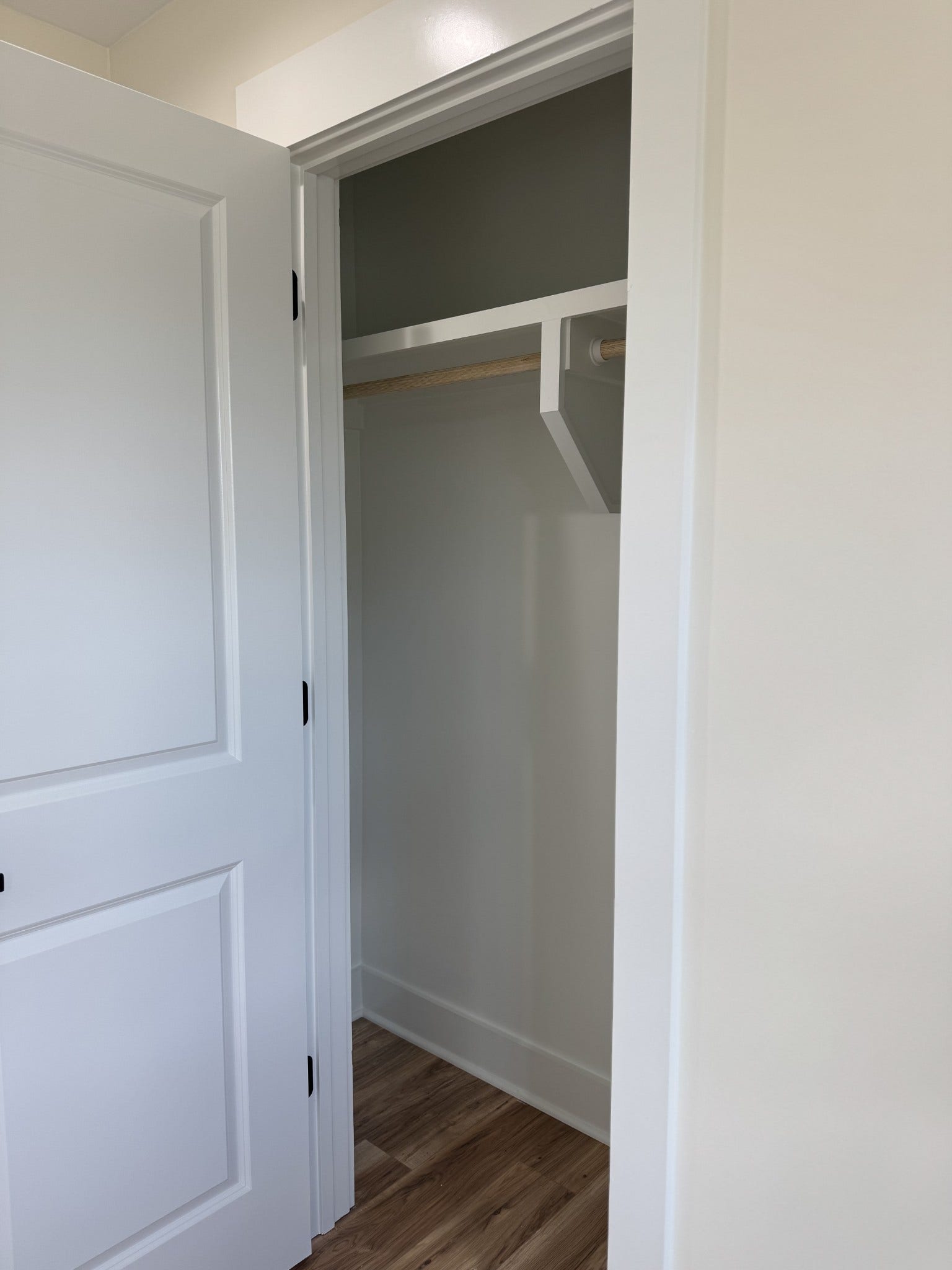 3313 McMinnville Hwy, Manchester, TN 37355 Built in shelving in the owner's bedroom.