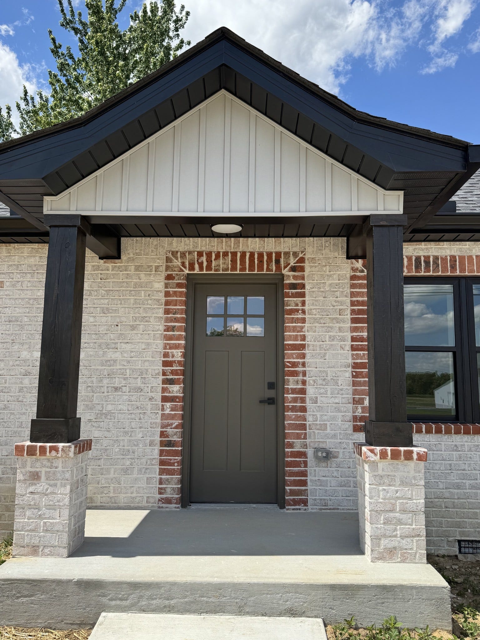3313 McMinnville Hwy, Manchester, TN 37355 Inviting entryway!