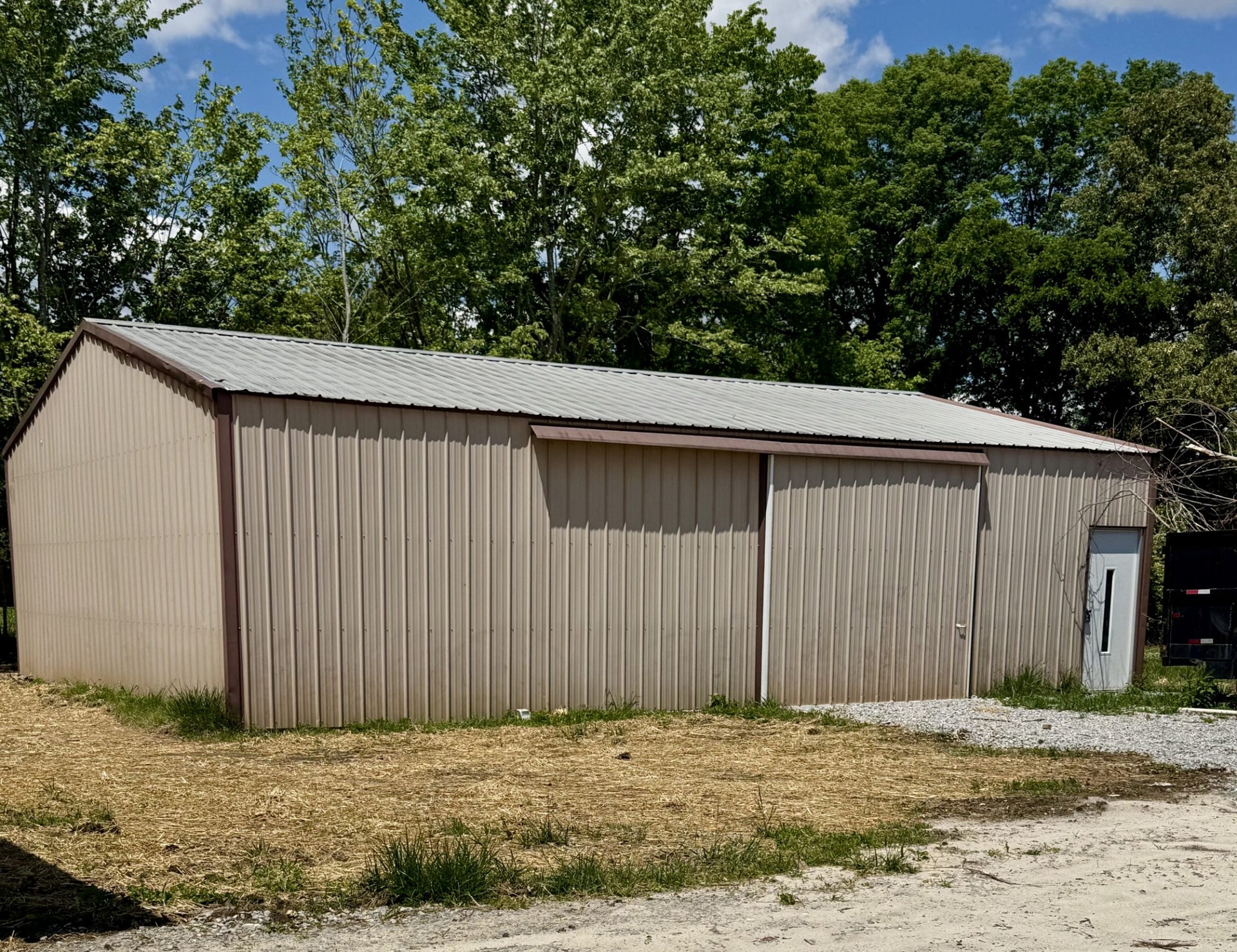 3313 McMinnville Hwy, Manchester, TN 37355 Super sized 40x30 metal workshop/garage/storage building, features large 10x9 side door with 9ft sides and even taller height at center and ends of building.