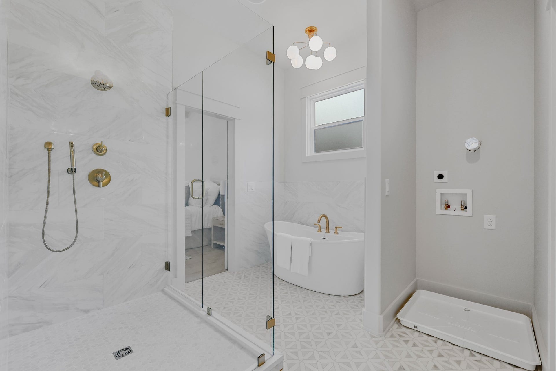 615 N 9th St, Nashville, TN 37206 Primary bathroom w/ separate tub and shower. Even space for stackable washer/dryer.