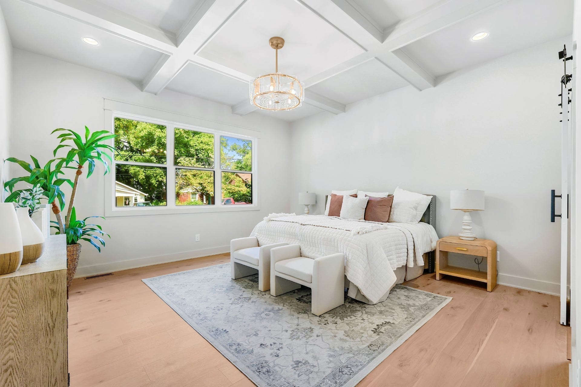 615 N 9th St, Nashville, TN 37206 Main level primary w/ coffered ceiling