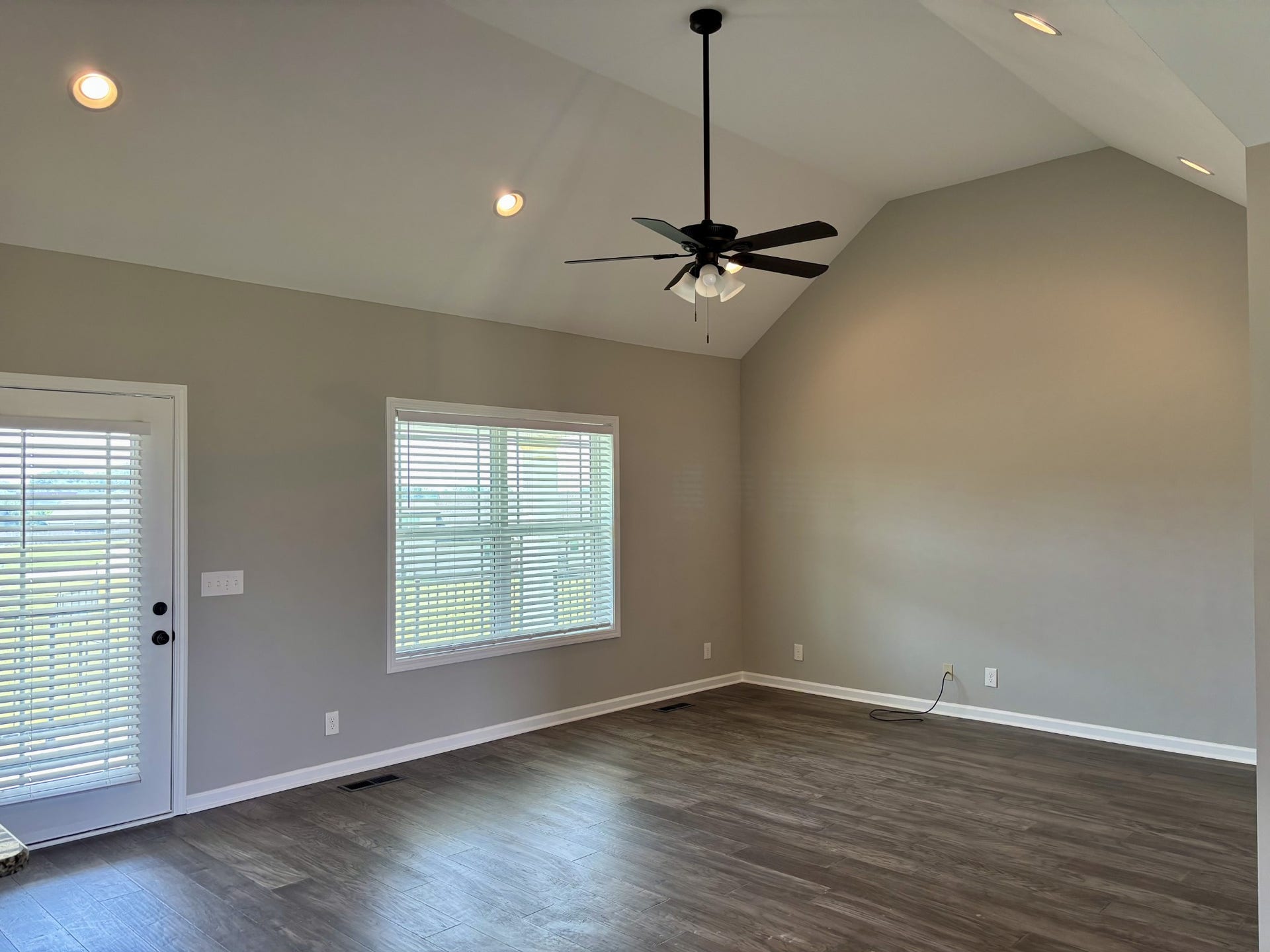 51 Regency Pl, Manchester, TN 37355 Living Room