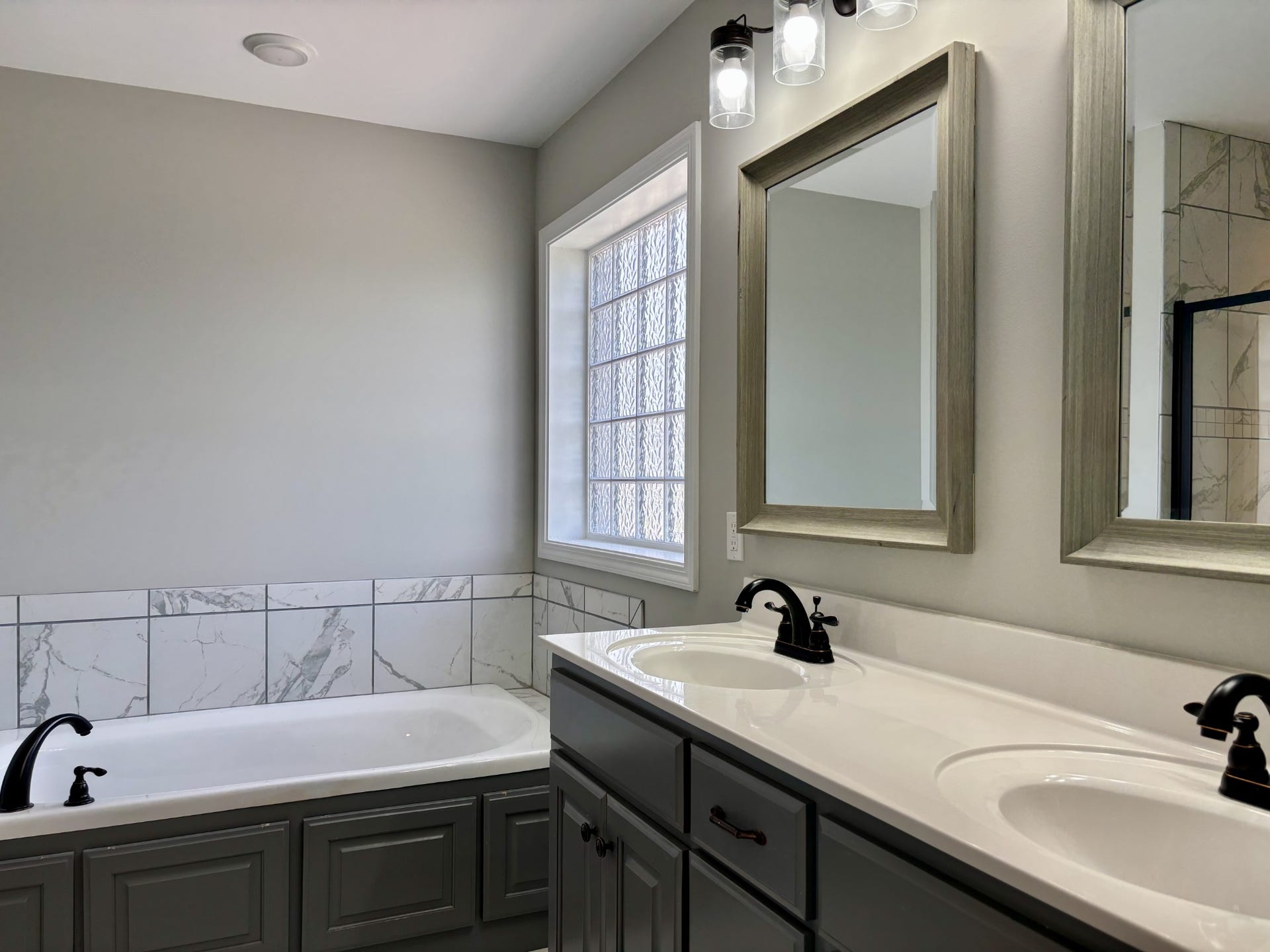 51 Regency Pl, Manchester, TN 37355 Main Bedroom Bathroom w/ Double Vanity/ Tub/ Separate Shower