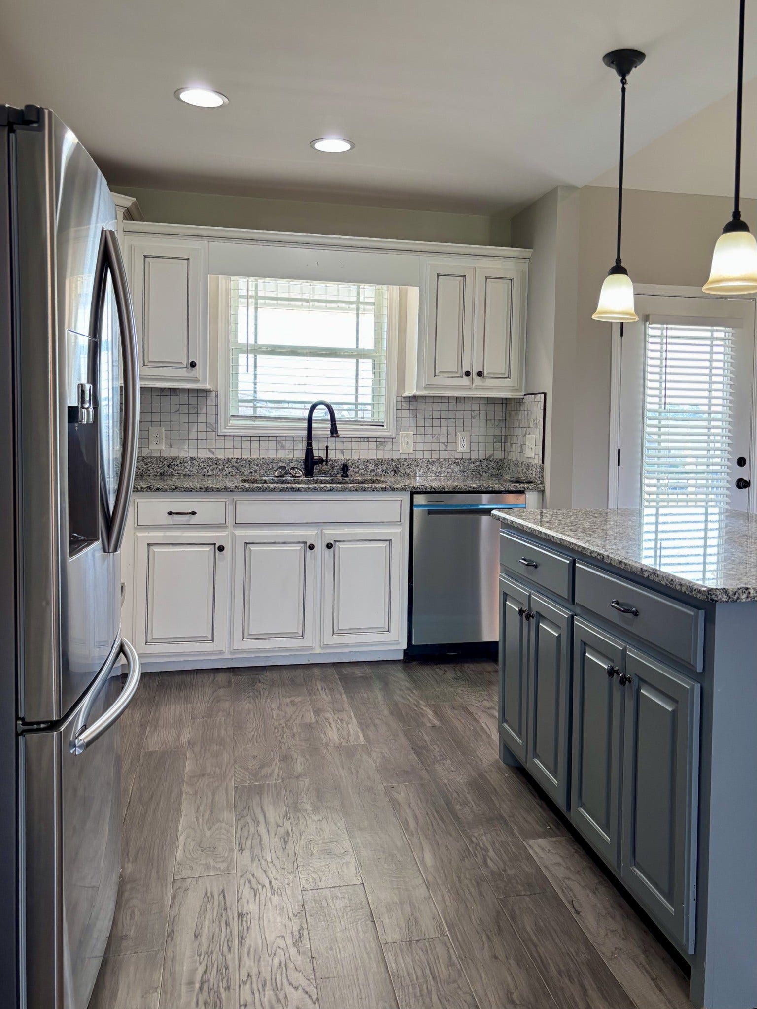 51 Regency Pl, Manchester, TN 37355 Kitchen w/ Counter Bar - Granite