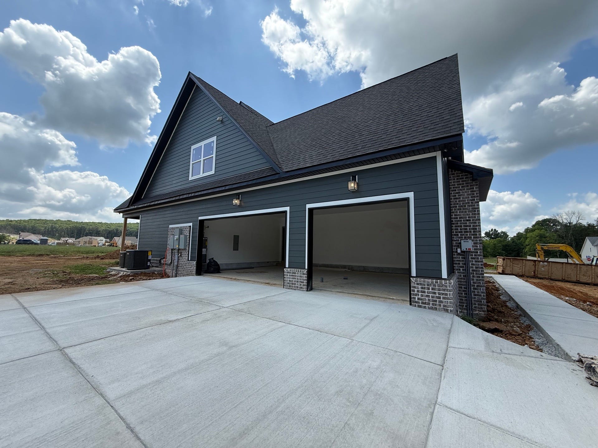 2712 Canton Dr, Murfreesboro, TN 37129 This home features a true 3 car garage and spacious, wide driveway.