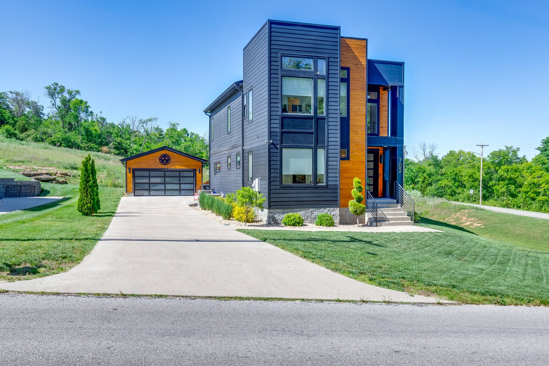 702 W 4th St, Columbia, TN 38401 702 W 4th St, Columbia, TN 38401
