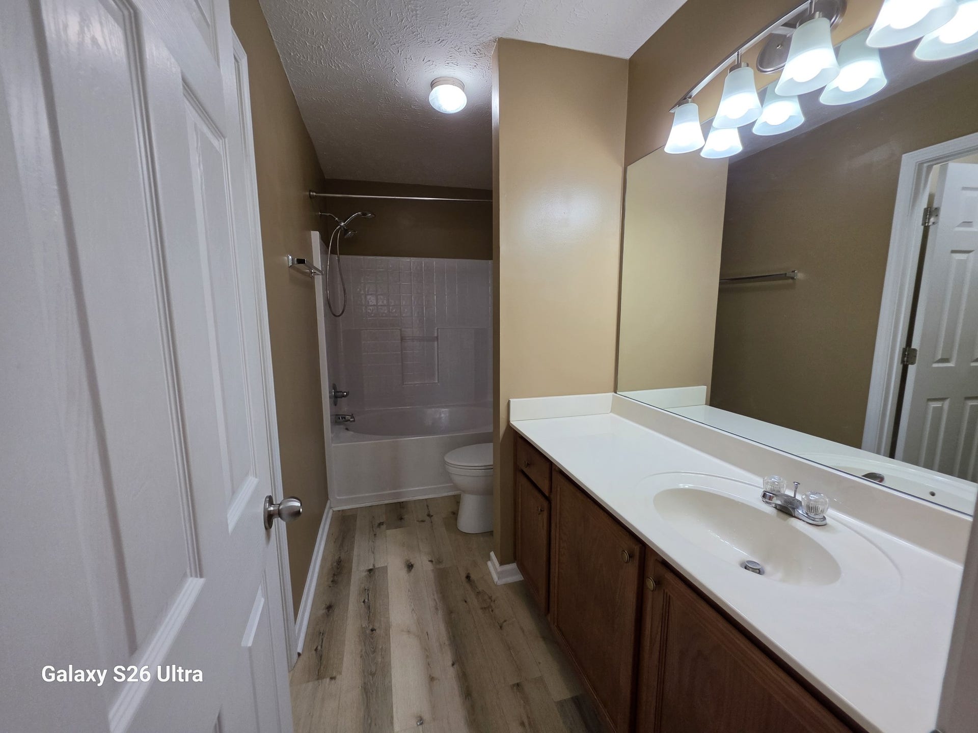 913 Sitting Bull Xing, Murfreesboro, TN 37128 Primary bathroom