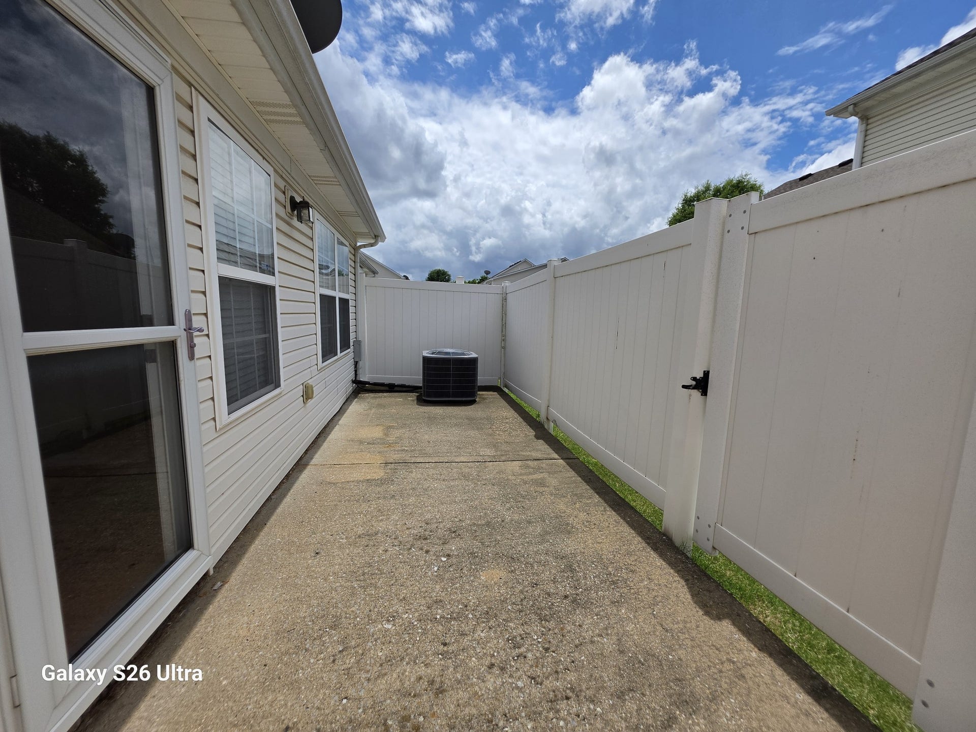 913 Sitting Bull Xing, Murfreesboro, TN 37128 Back patio fenced in area for your enjoyment.