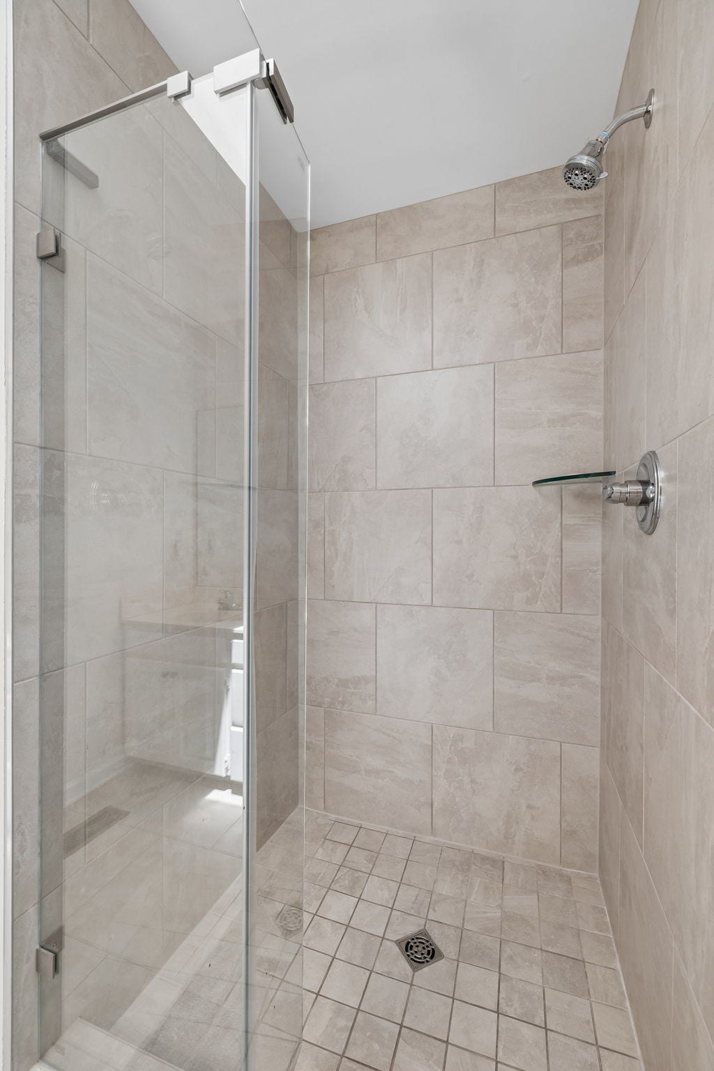 120 Callaway Ct, Murfreesboro, TN 37127 Freshly remodeled bath has floor to ceiling tile and seamless glass enclosure for a spa-like shower! 120 Callaway Court, Murfreesboro, TN 37127
