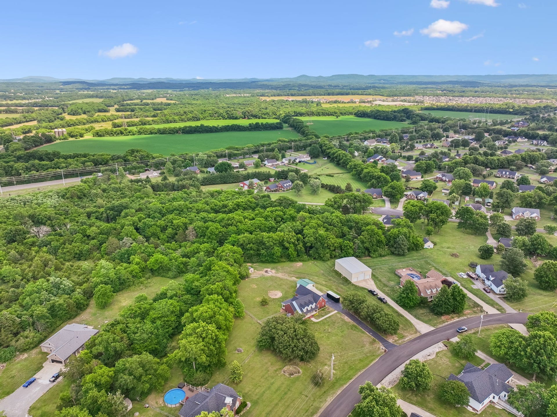120 Callaway Ct, Murfreesboro, TN 37127 Low through traffic on the street! 120 Callaway Court, Murfreesboro, TN 37127
