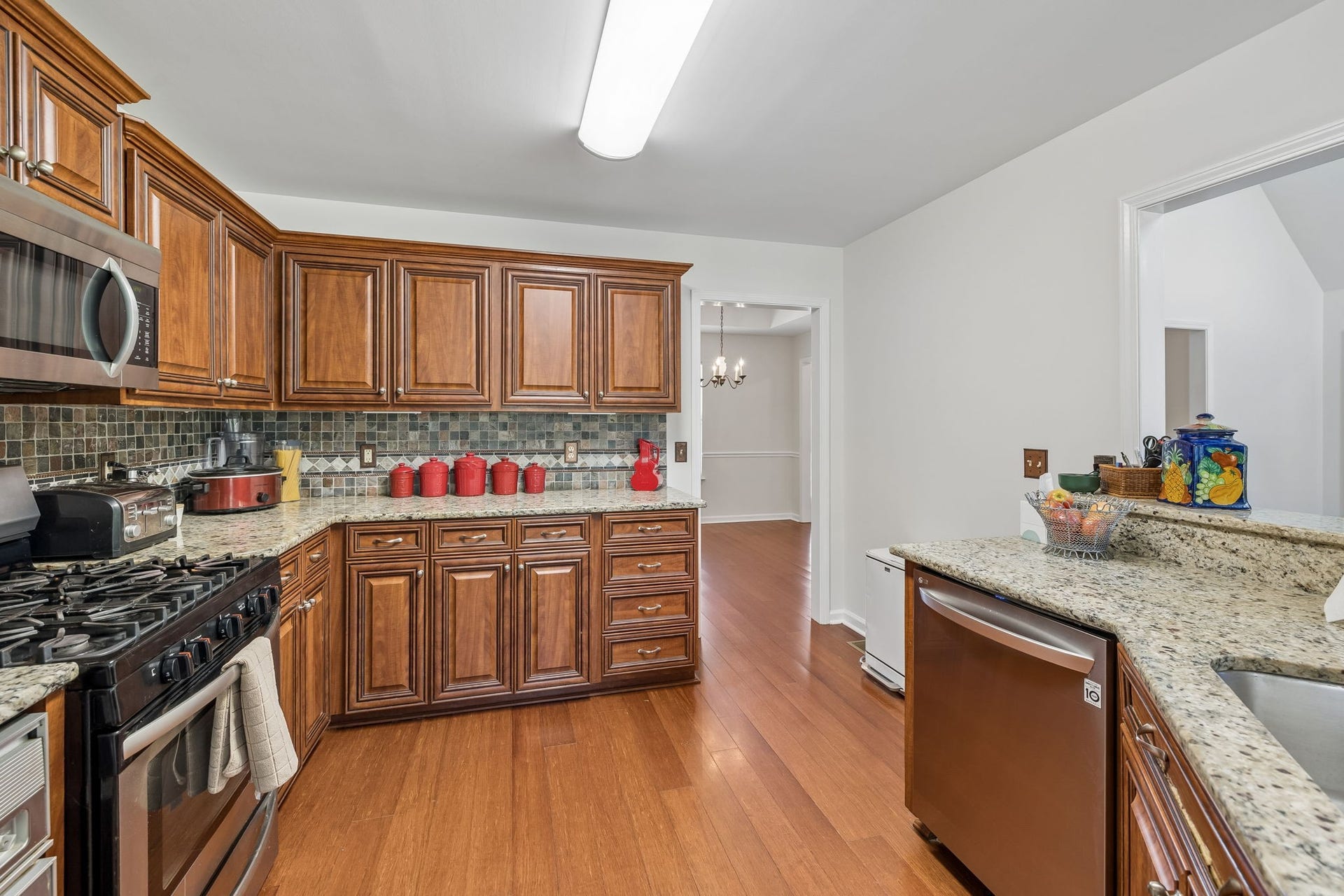 120 Callaway Ct, Murfreesboro, TN 37127 Large undermount sink plus a trash compactor helps with easy cleanup! 120 Callaway Court, Murfreesboro, TN 37127