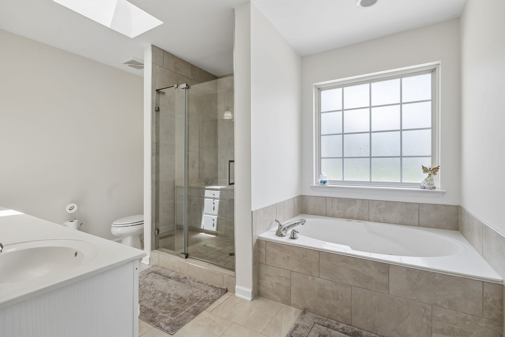 120 Callaway Ct, Murfreesboro, TN 37127 Your large bath has a big window over your soaking tub in addition to the skylight for loads of natural light! 120 Callaway Court, Murfreesboro, TN 37127