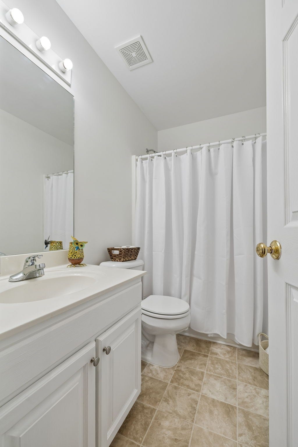 120 Callaway Ct, Murfreesboro, TN 37127 Bath two has an oversized vanity plus a linen closet! 120 Callaway Court, Murfreesboro, TN 37127