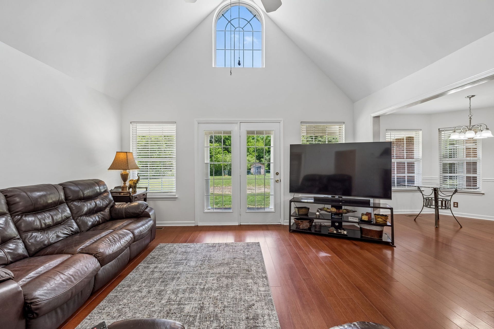 120 Callaway Ct, Murfreesboro, TN 37127 Open & bright vaulted great room is flooded with natural light! 120 Callaway Court, Murfreesboro, TN 37127