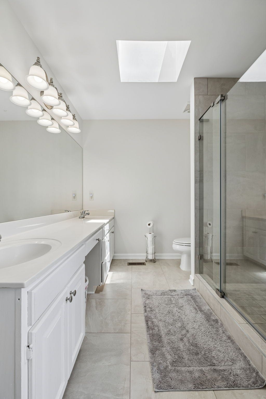 120 Callaway Ct, Murfreesboro, TN 37127 Extra long double vanity with an area for a chair! 120 Callaway Court, Murfreesboro, TN 37127