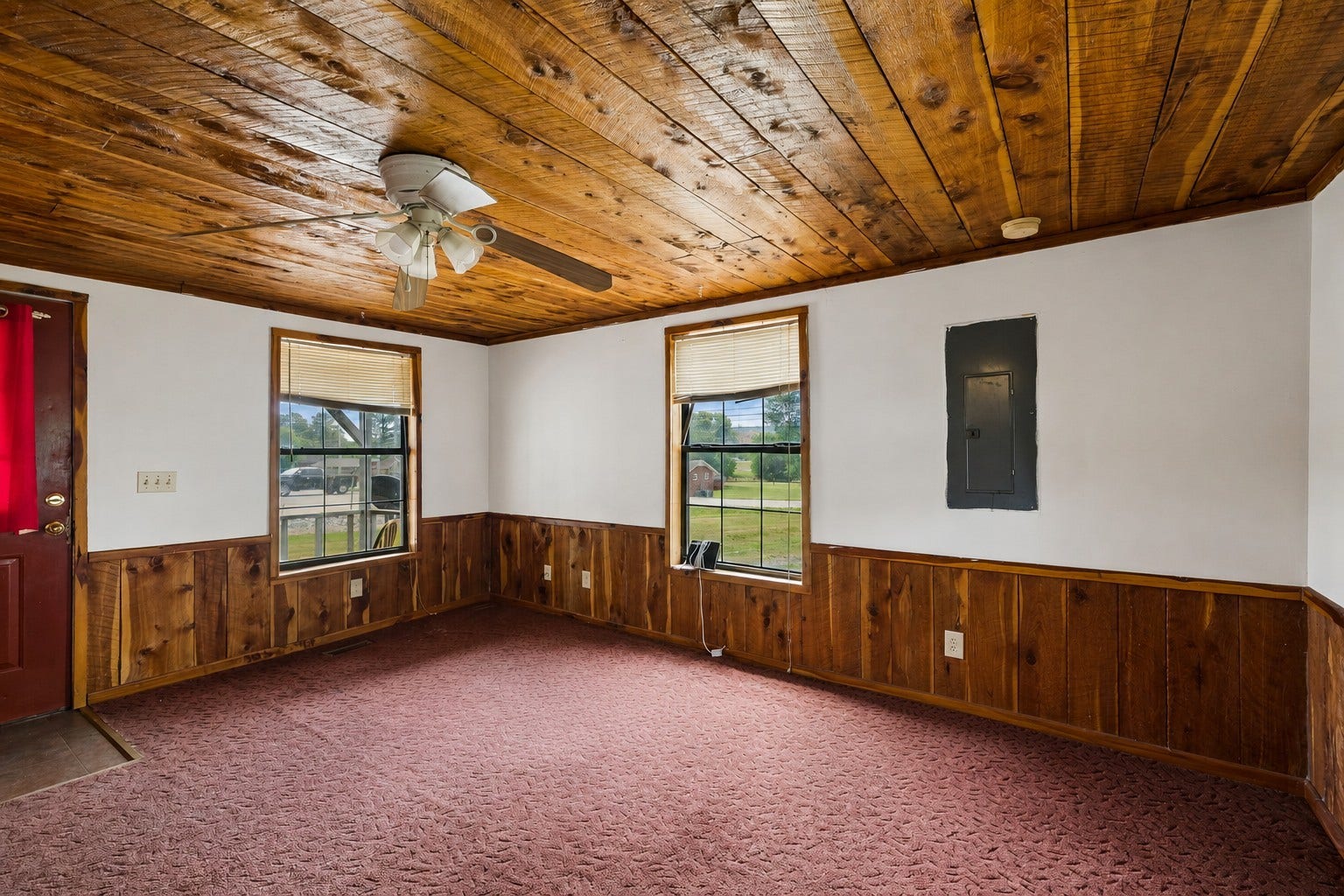 328 Murfreesboro Rd, Woodbury, TN 37190 Open living and kitchen areas with wood planked ceilings! 328 Murfreesboro Road, Woodbury, TN 37190