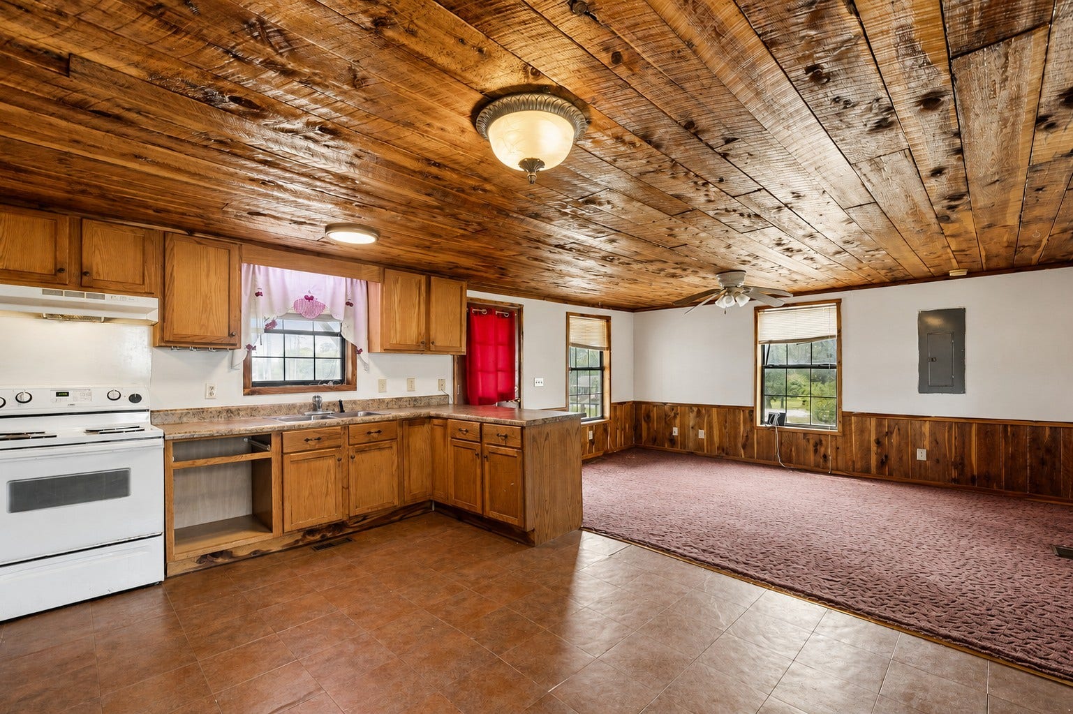 328 Murfreesboro Rd, Woodbury, TN 37190 Big kitchen with vinyl tiles! 328 Murfreesboro Road, Woodbury, TN 37190