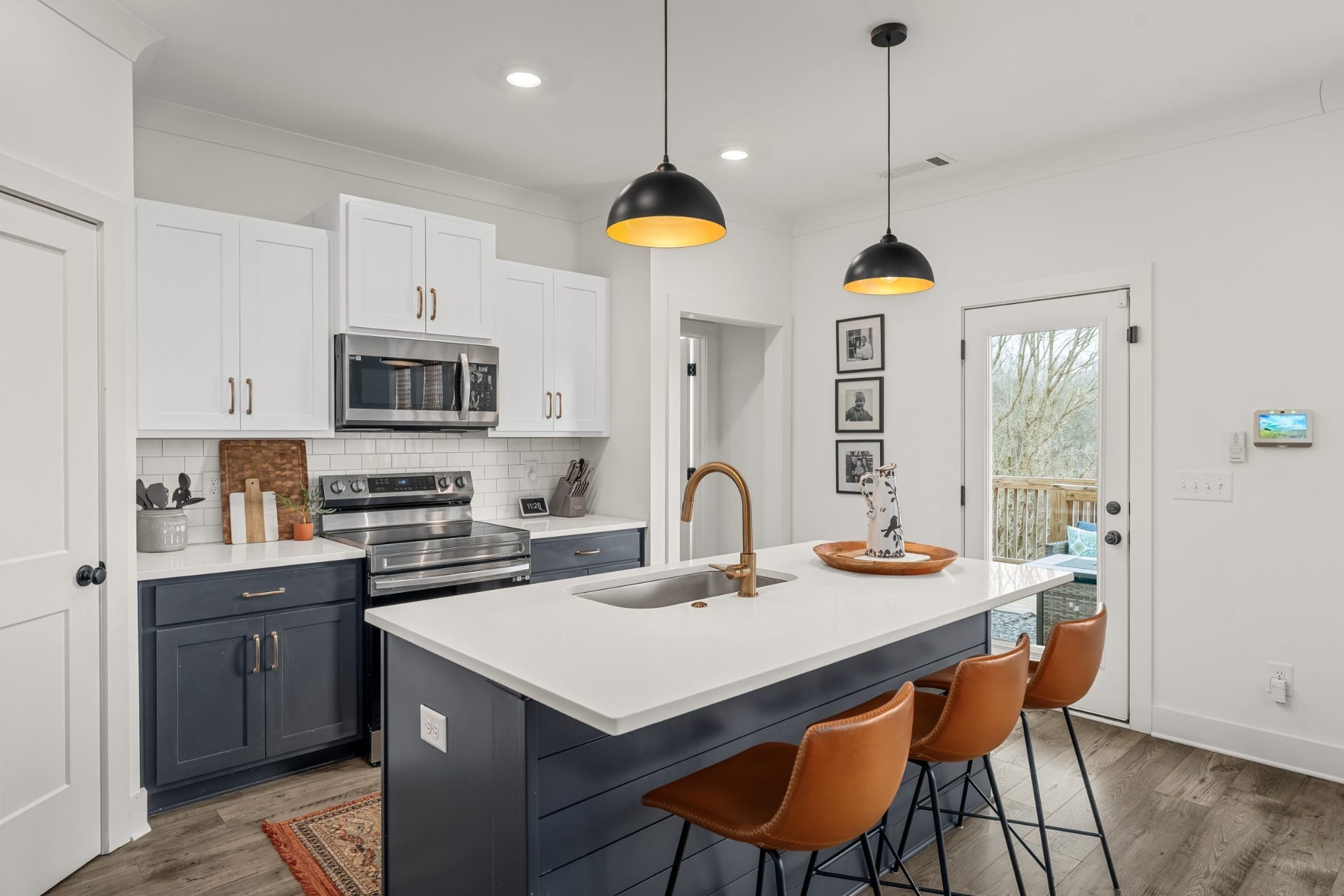 1233 Hartsfield Dr, Columbia, TN 38401 Love, Love, Love this kitchen! The navy cabinets and beautiful countertops really make a statement.