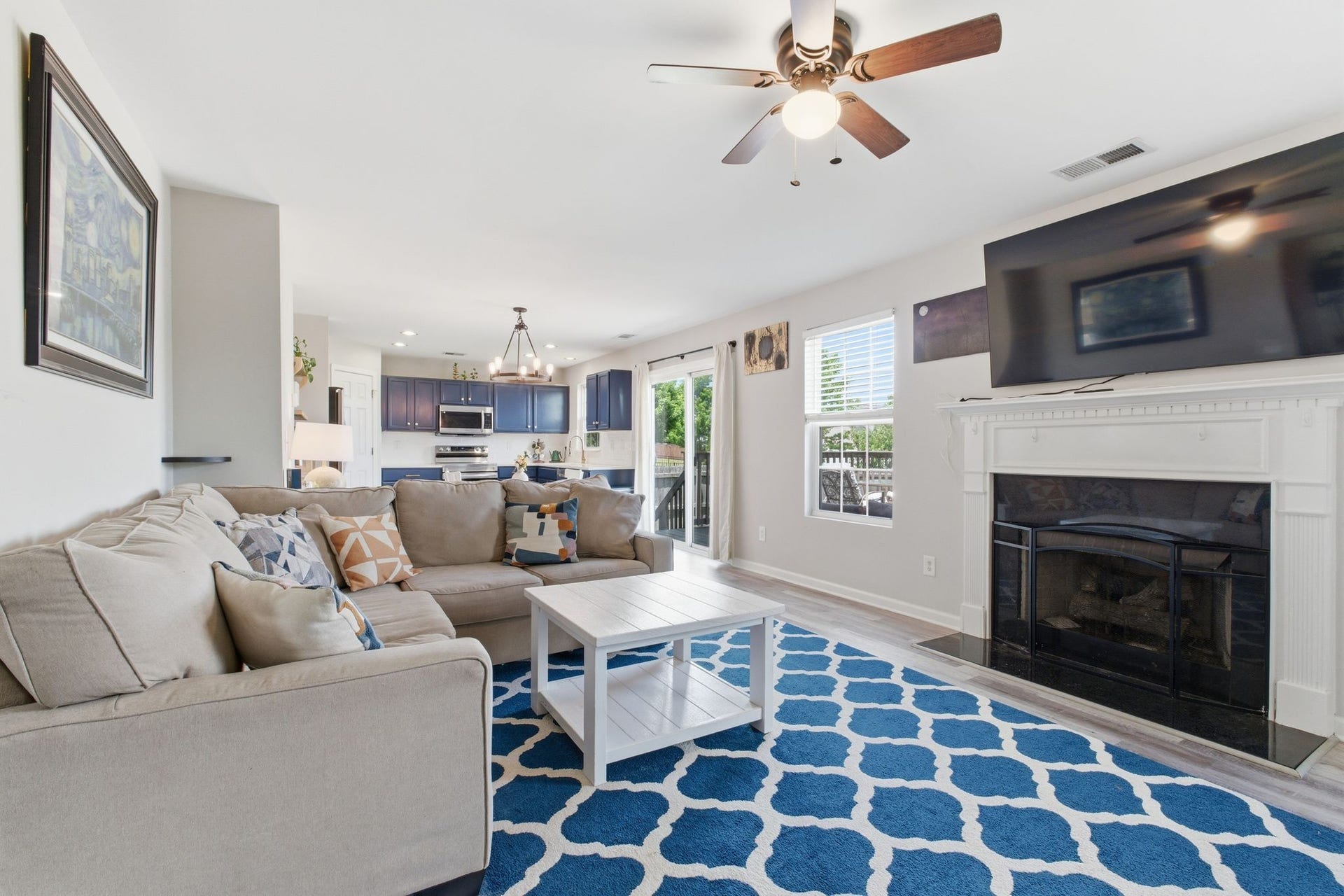 657 Wolfeboro Ln, Nashville, TN 37221 Sunny living room with fireplace