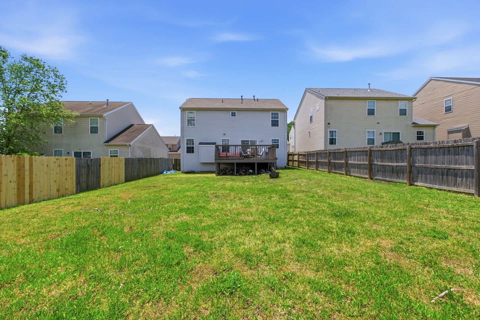 657 Wolfeboro Ln, Nashville, TN 37221 Nice, level backyard is fully fenced!