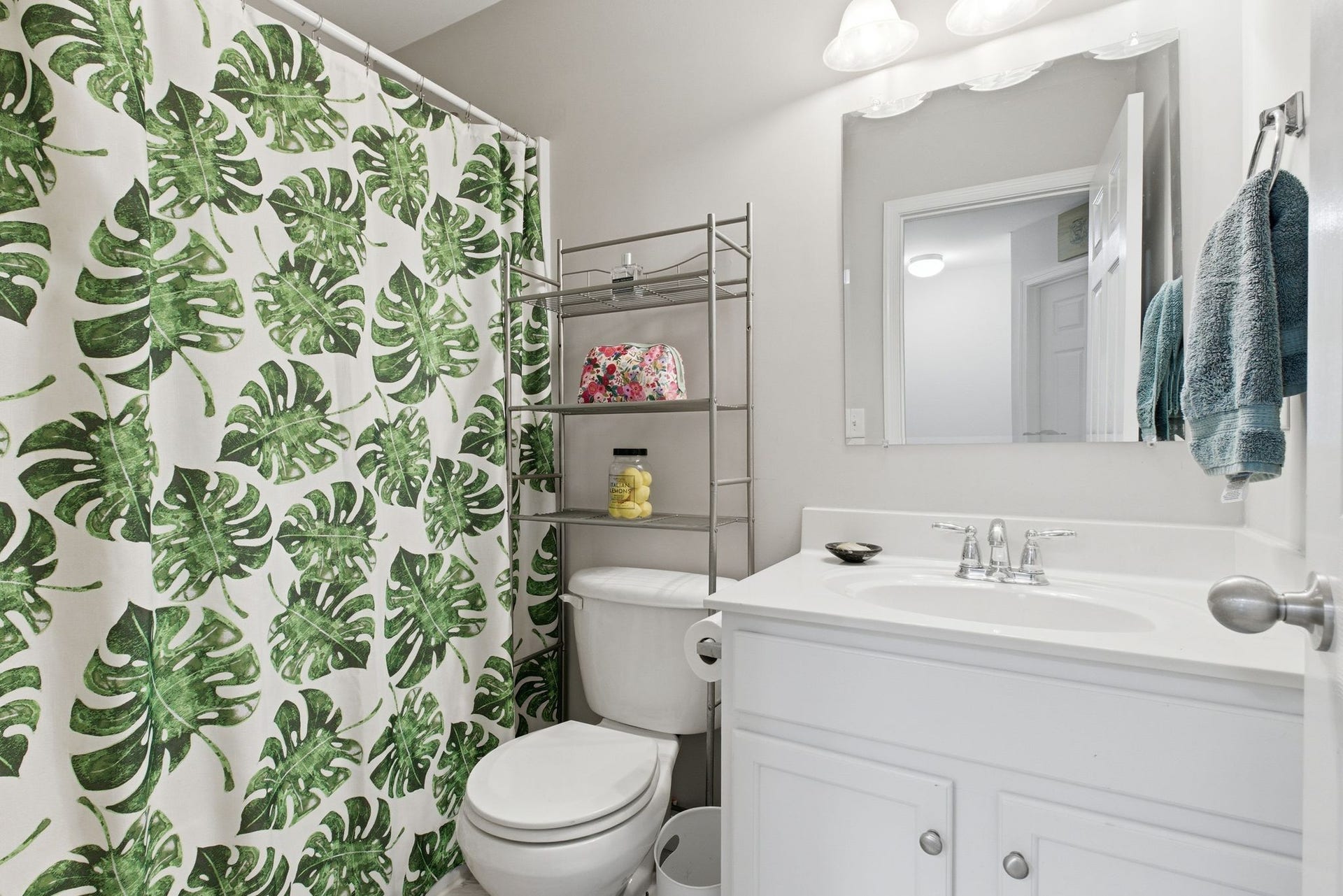 657 Wolfeboro Ln, Nashville, TN 37221 Full bathroom services 2nd and 3rd bedrooms