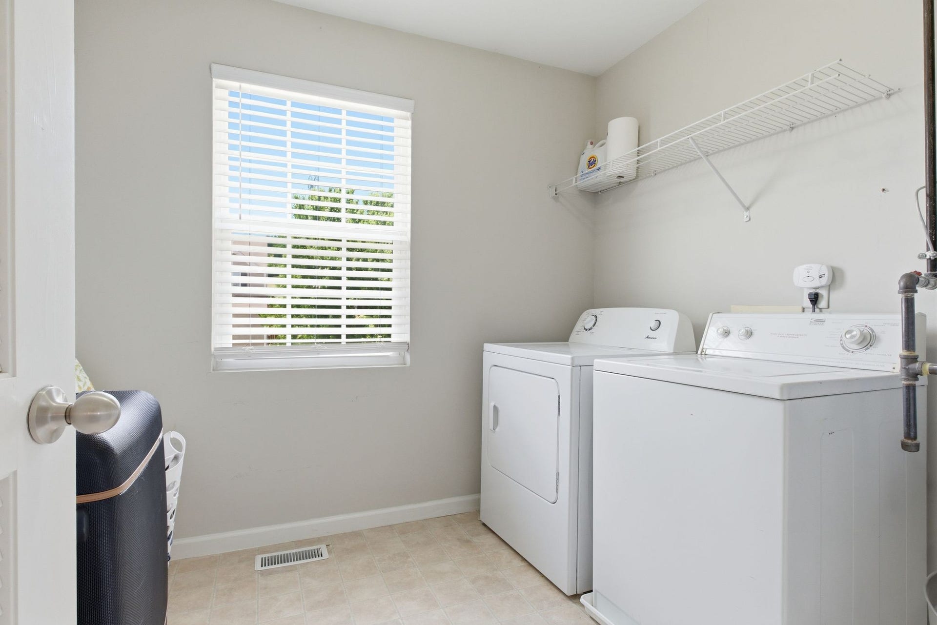 657 Wolfeboro Ln, Nashville, TN 37221 Generous upstairs laundry room