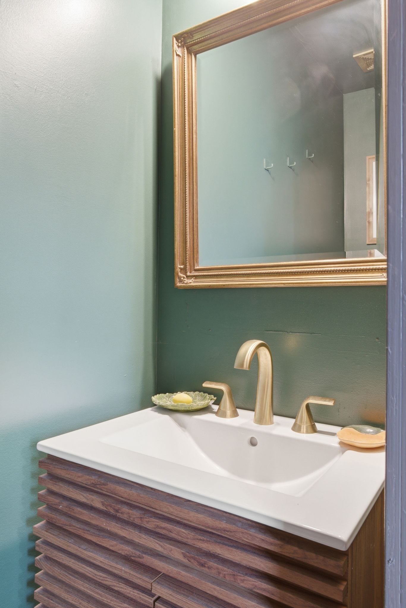 657 Wolfeboro Ln, Nashville, TN 37221 Half bath downstairs