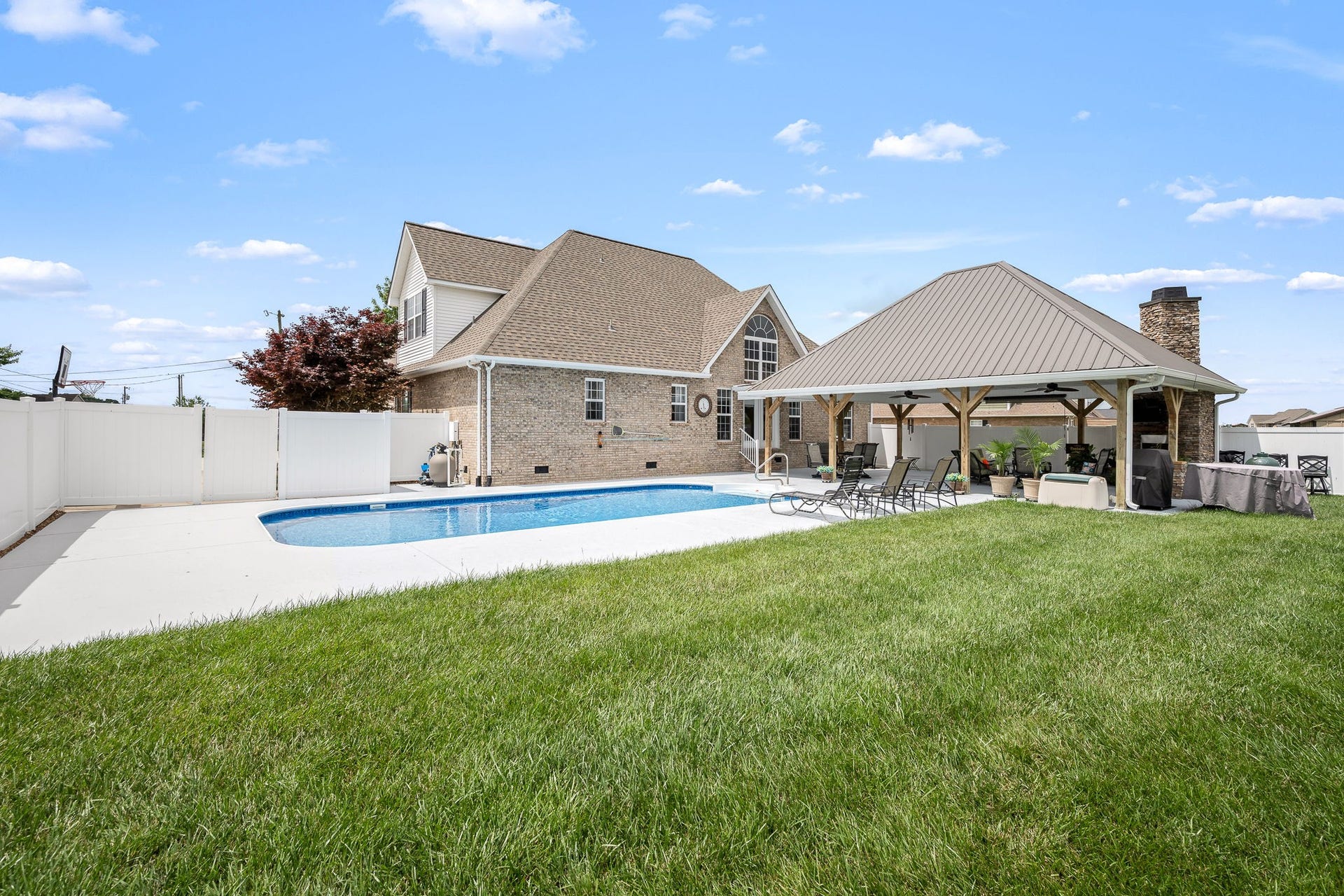 144 Richland Ct, Manchester, TN 37355 This backyard is your ultimate retreat!