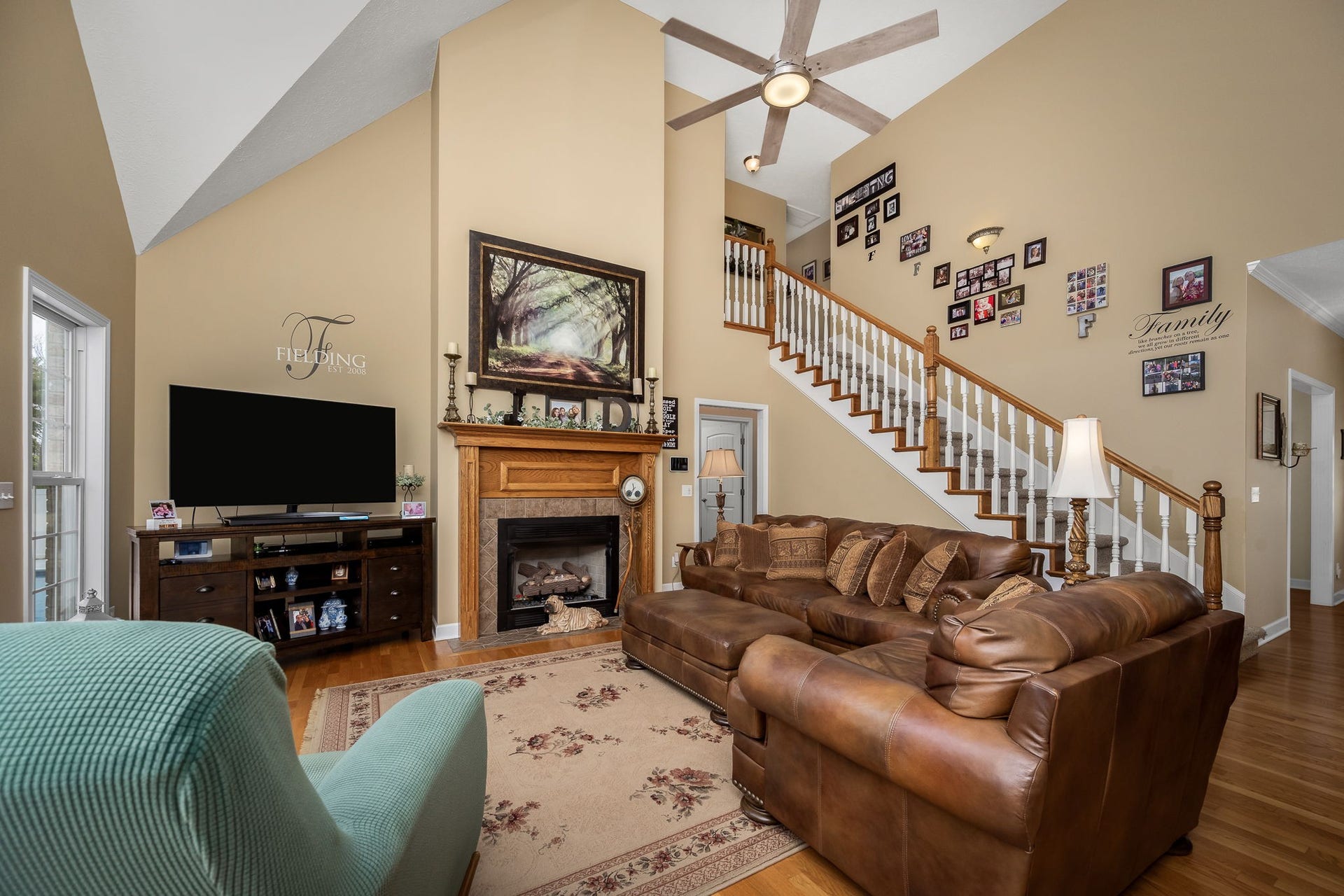 144 Richland Ct, Manchester, TN 37355 The spacious great room is perfect for gatherings with family & friends.