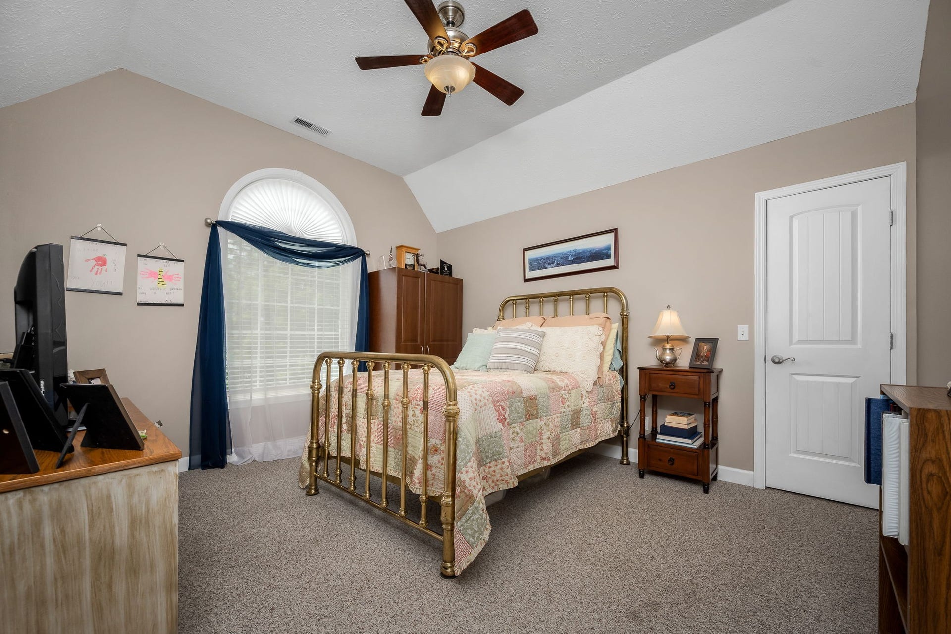 144 Richland Ct, Manchester, TN 37355 The second bedroom features carpet, ceiling fan, vaulted ceiling and a walk-in closet with walk-in attic access.
