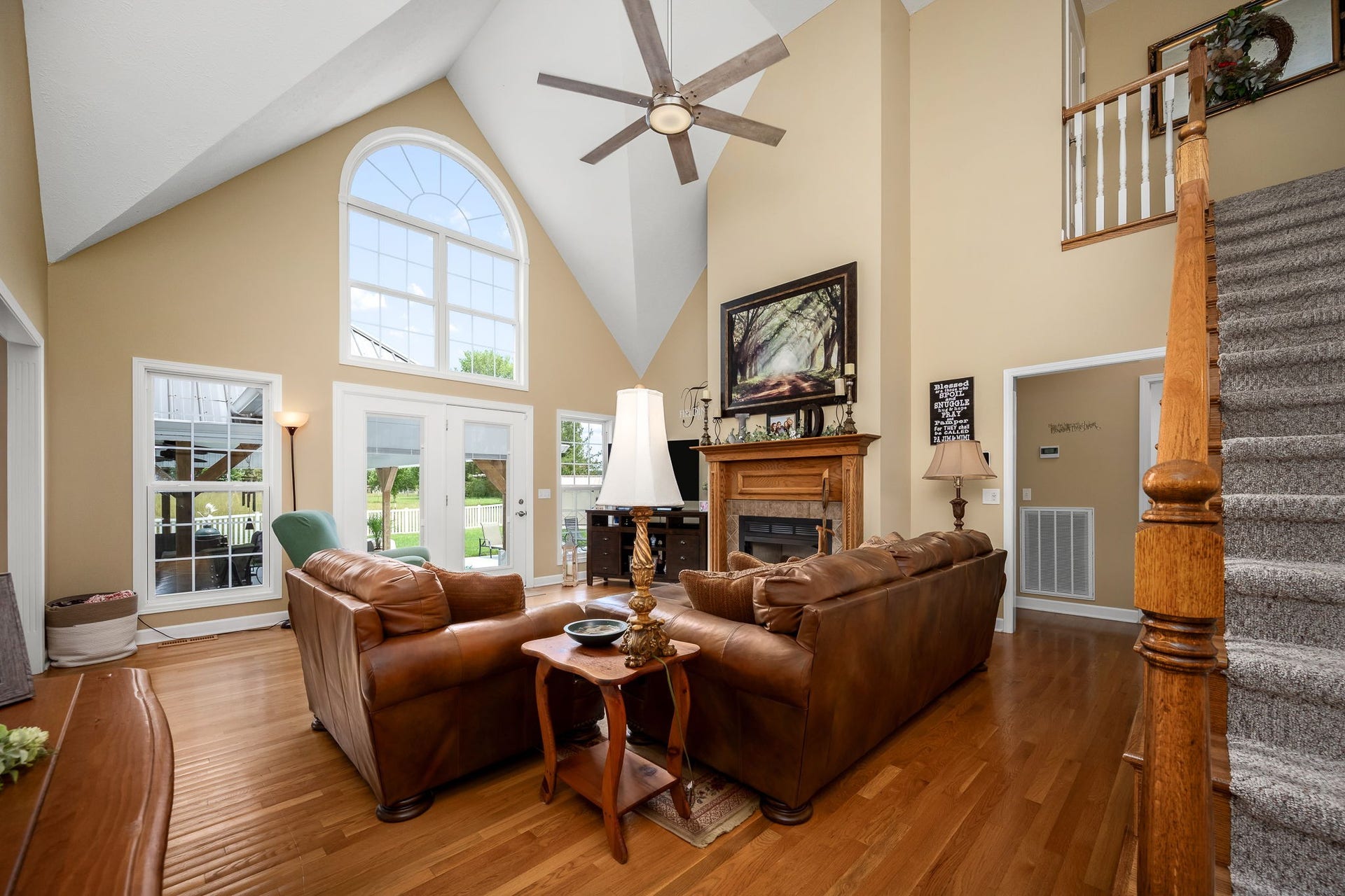 144 Richland Ct, Manchester, TN 37355 The great room is complete with a cozy gas fireplace and soaring high ceilings.