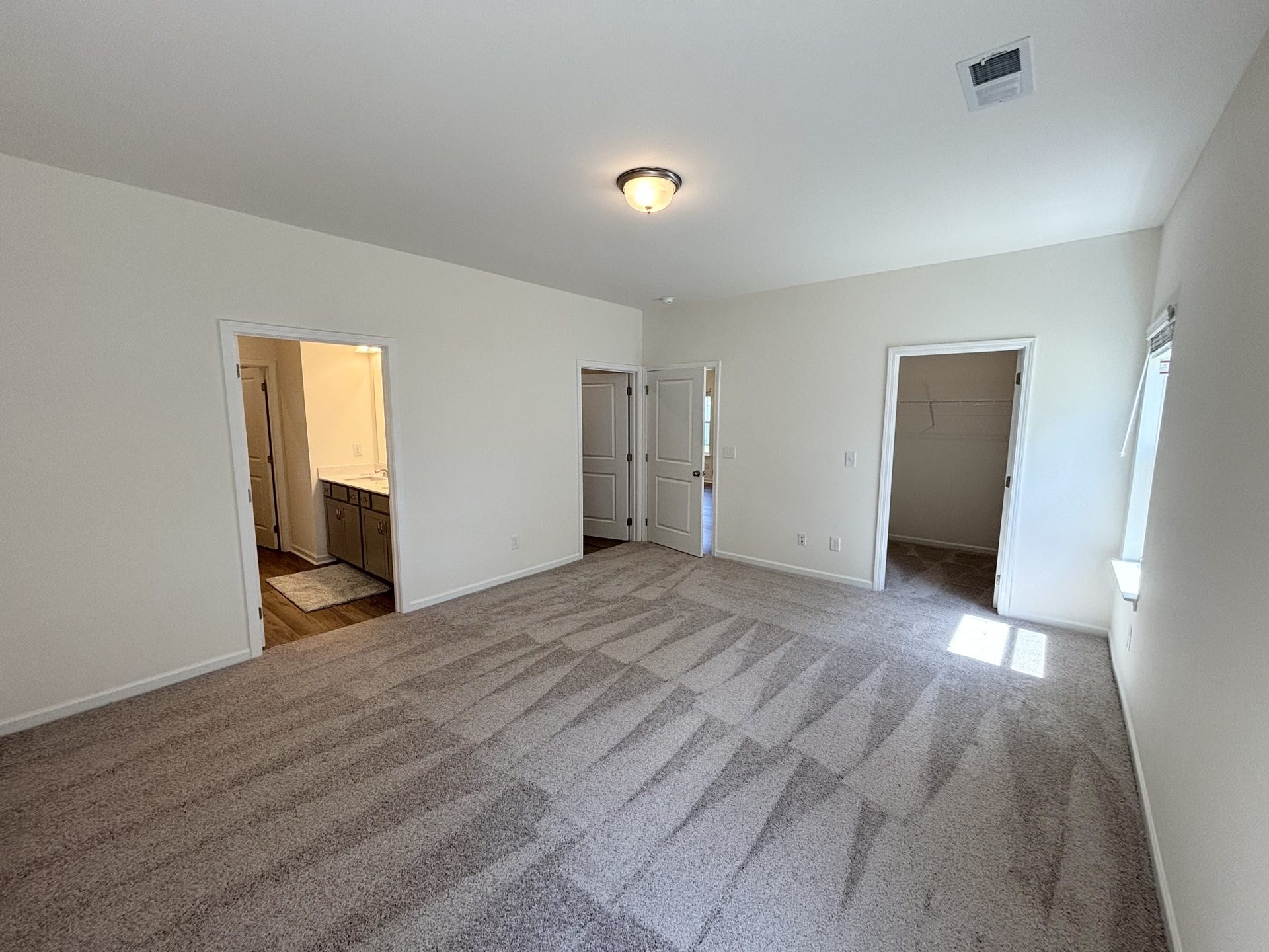552 Nightengale Ridge Dr, Columbia, TN 38401 Primary bedroom with a bathroom, access to the laundry room and large walk in closet