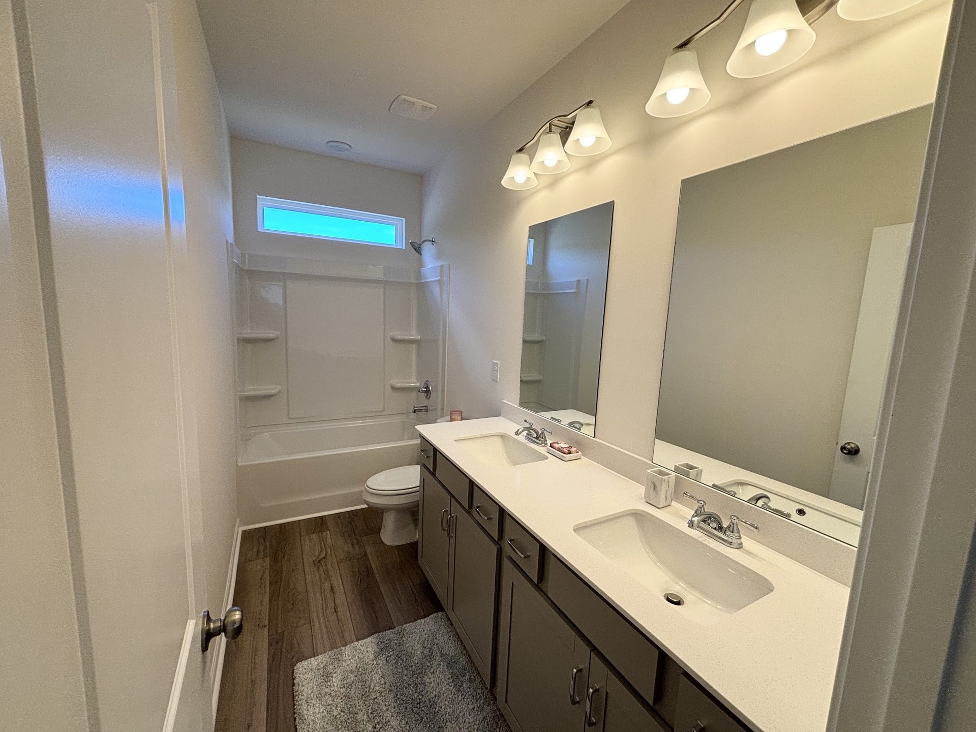 552 Nightengale Ridge Dr, Columbia, TN 38401 Upstairs full bathroom