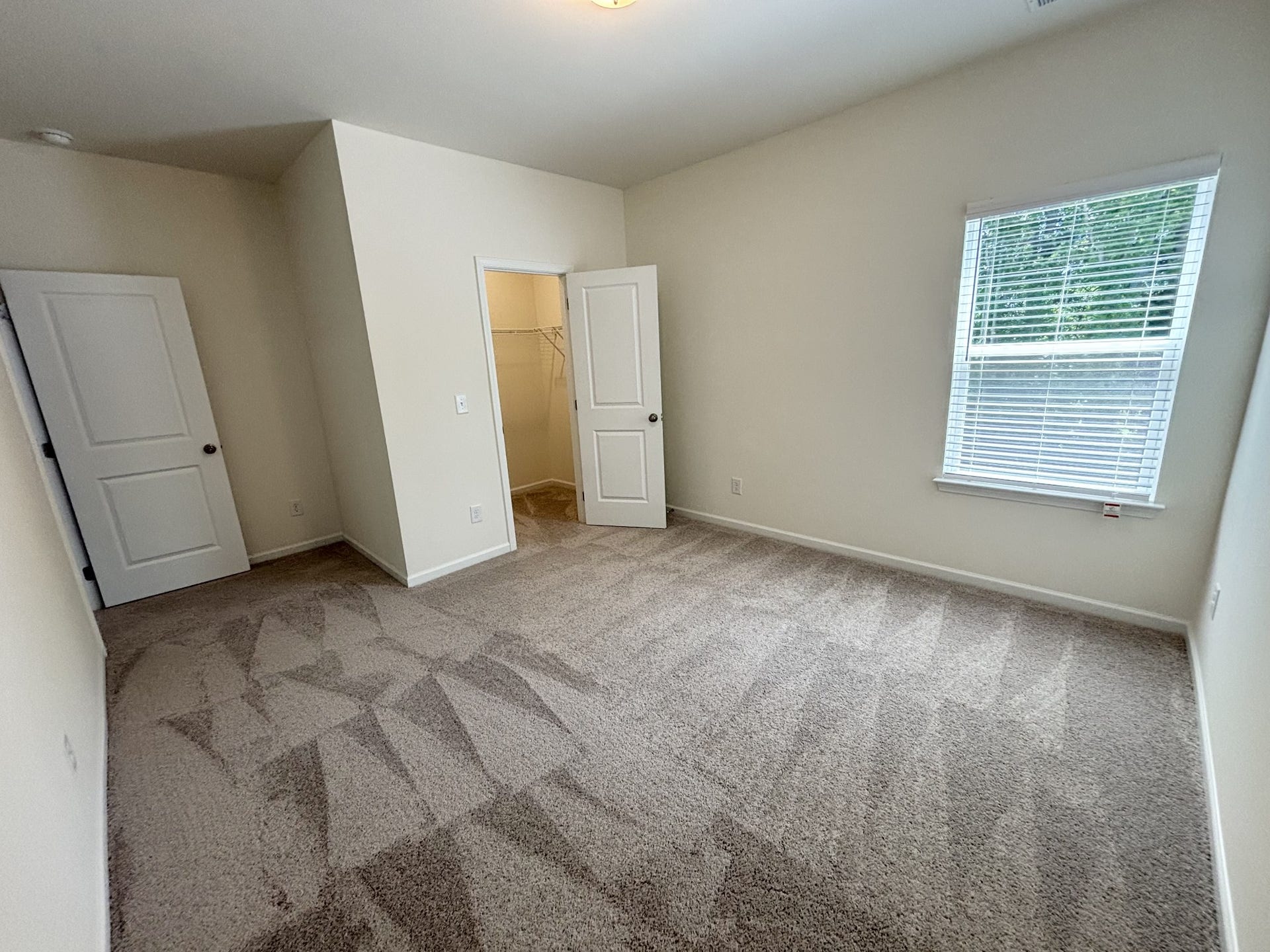 552 Nightengale Ridge Dr, Columbia, TN 38401 Second upstairs bathroom with large closet