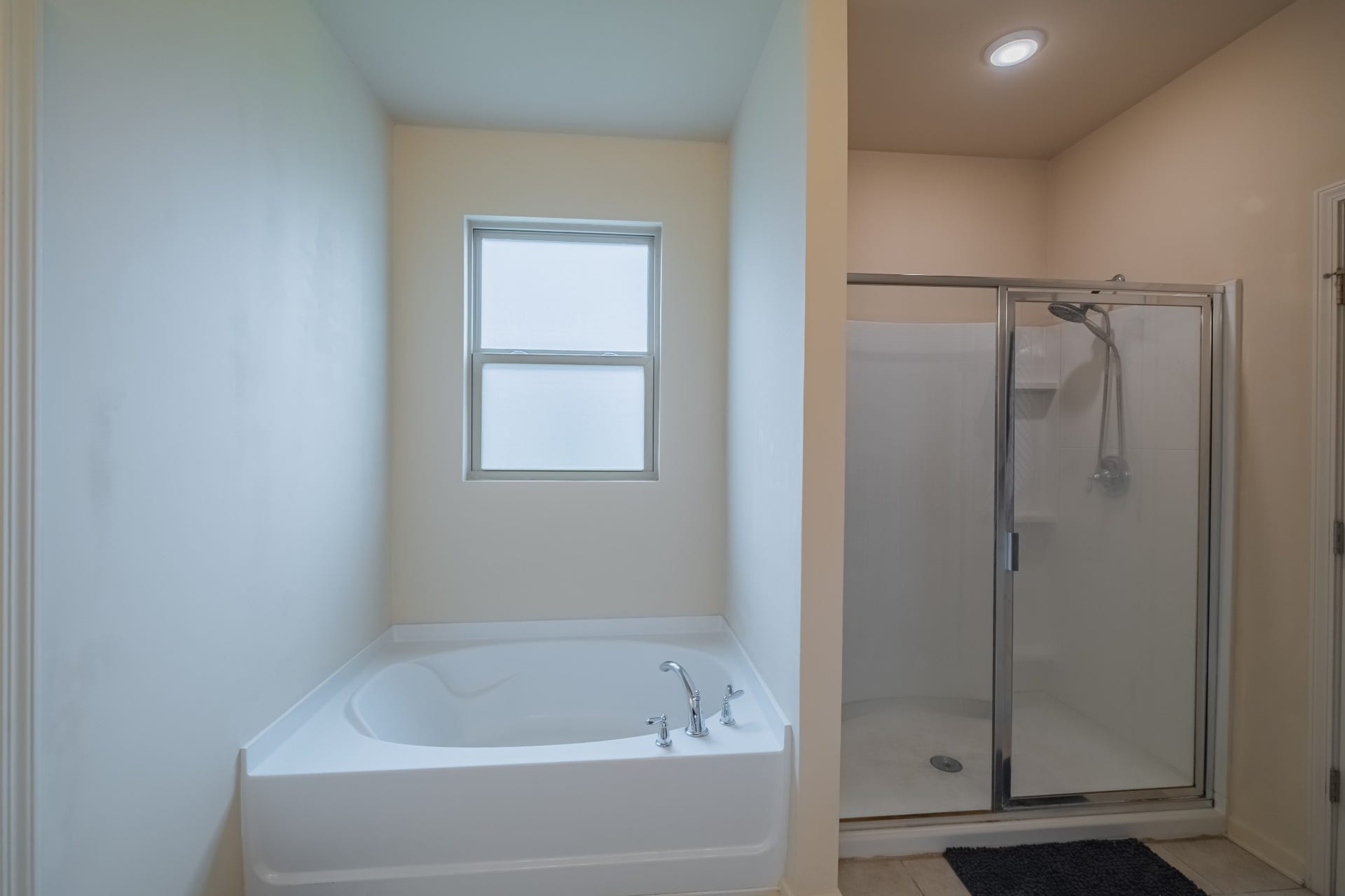 3637 Genoa Dr, Murfreesboro, TN 37128 Master Bath with Seperate Tub and Shower