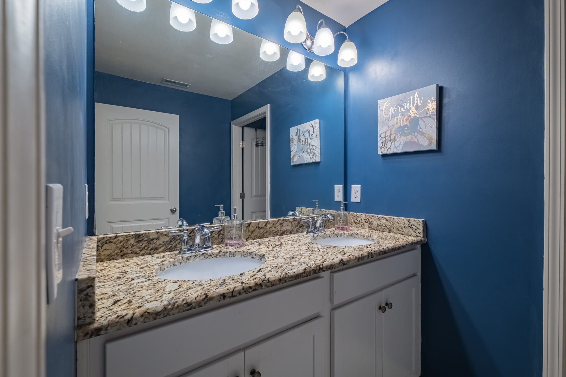 3637 Genoa Dr, Murfreesboro, TN 37128 Upstairs Full Bathroom With Double Vanity
