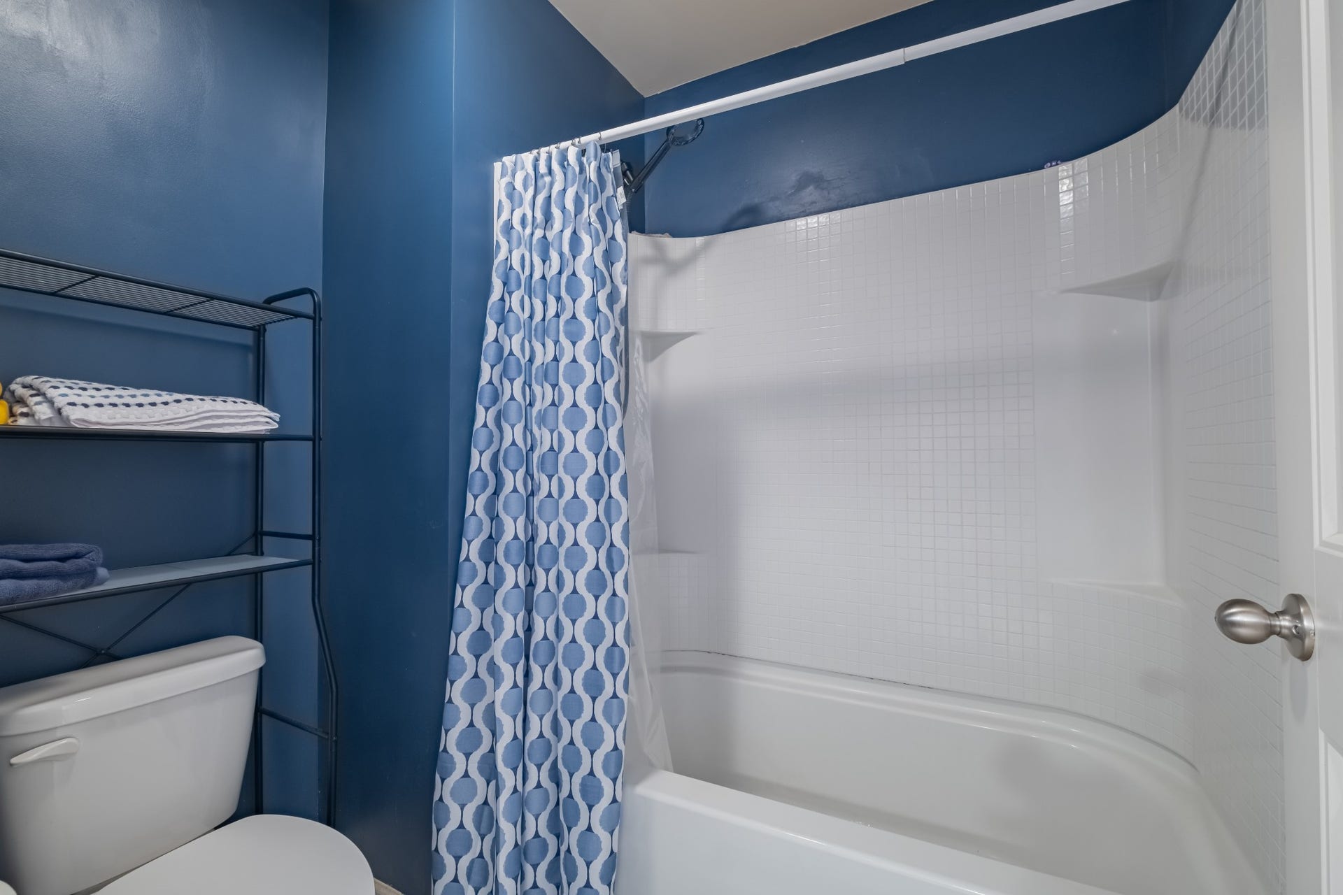 3637 Genoa Dr, Murfreesboro, TN 37128 Upstairs Full Bath