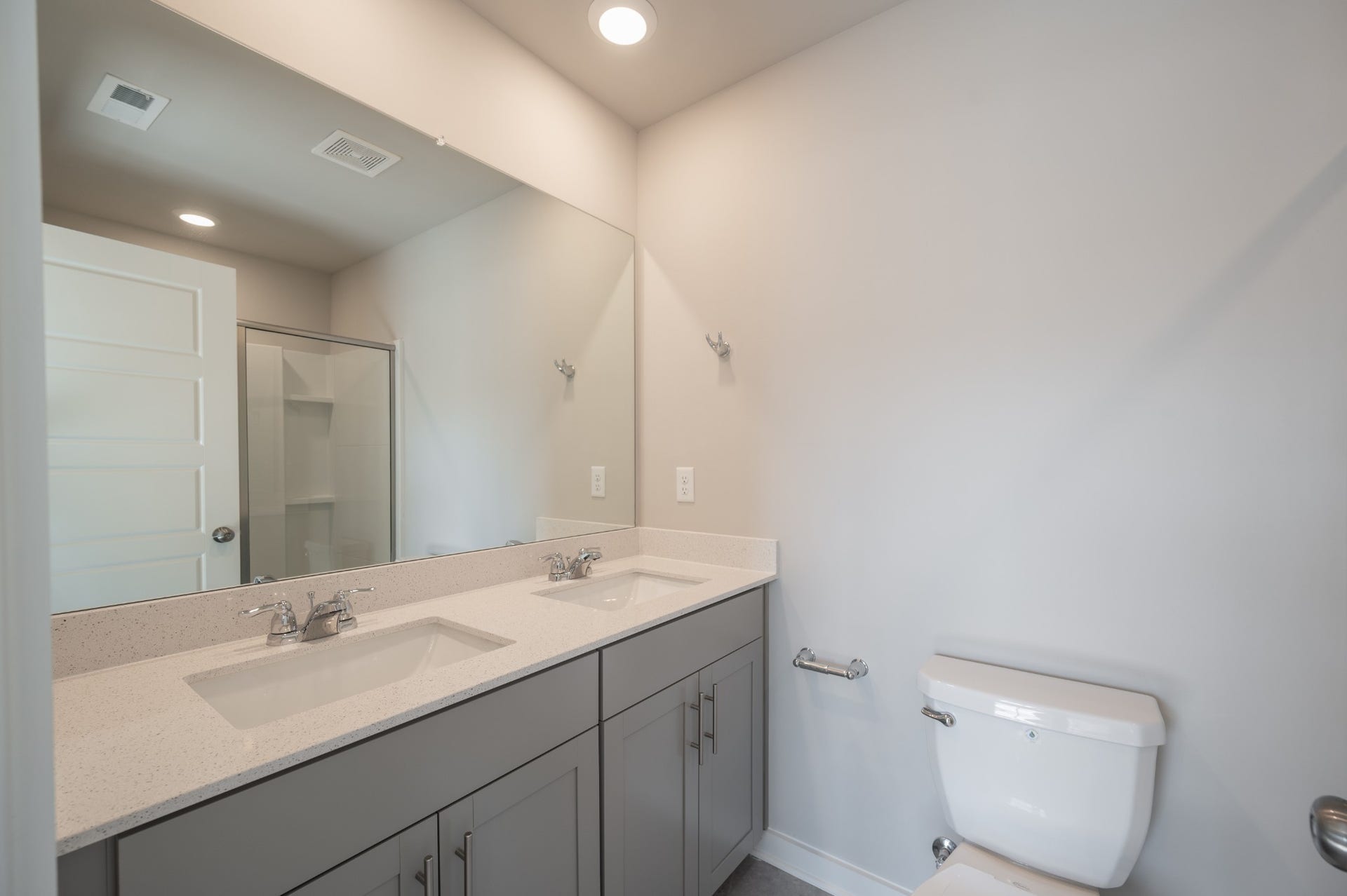 Double sinks in primary bath