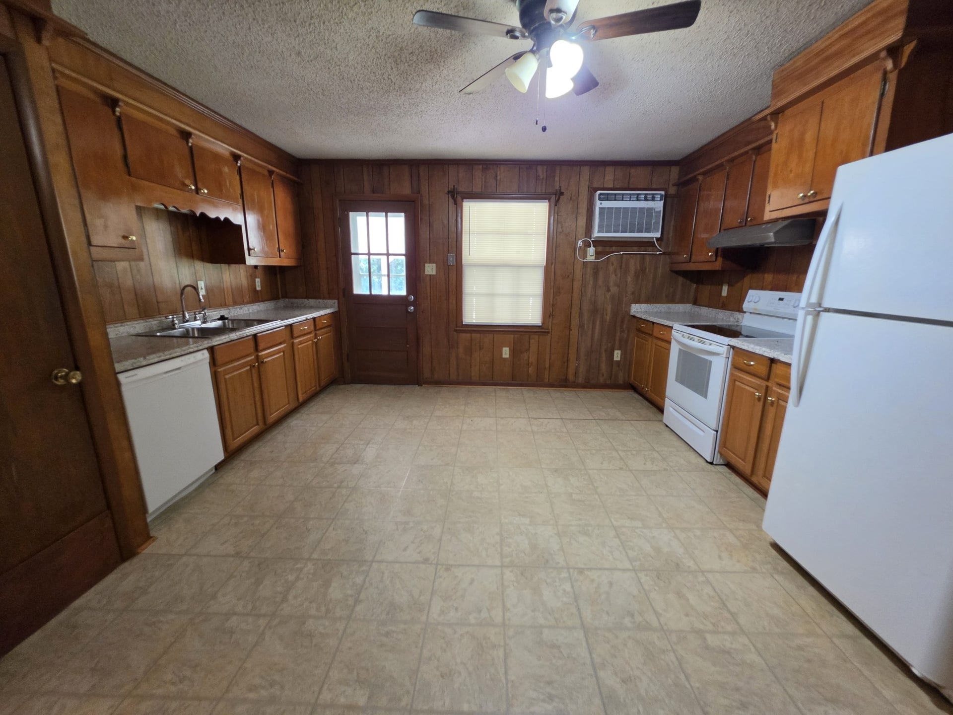 5386 Franklin Rd, Murfreesboro, TN 37128 Extra large kitchen with access to the back yard.