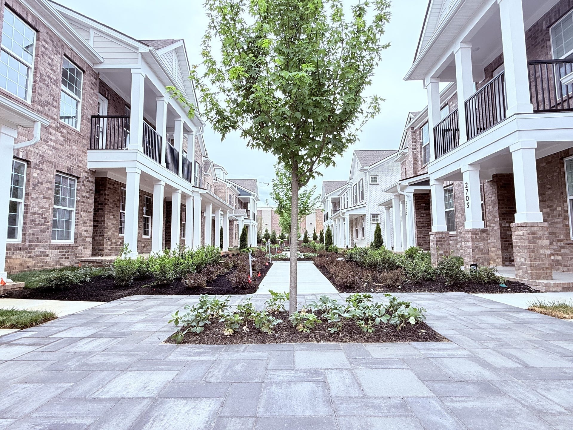 2718 Willowoak Trl, #2901, Murfreesboro, TN 37129 This low-maintenance townhouse includes irrigation and is mowed and maintained by the HOA. Relax on your front porch while surrounded by this stunning landscaping.