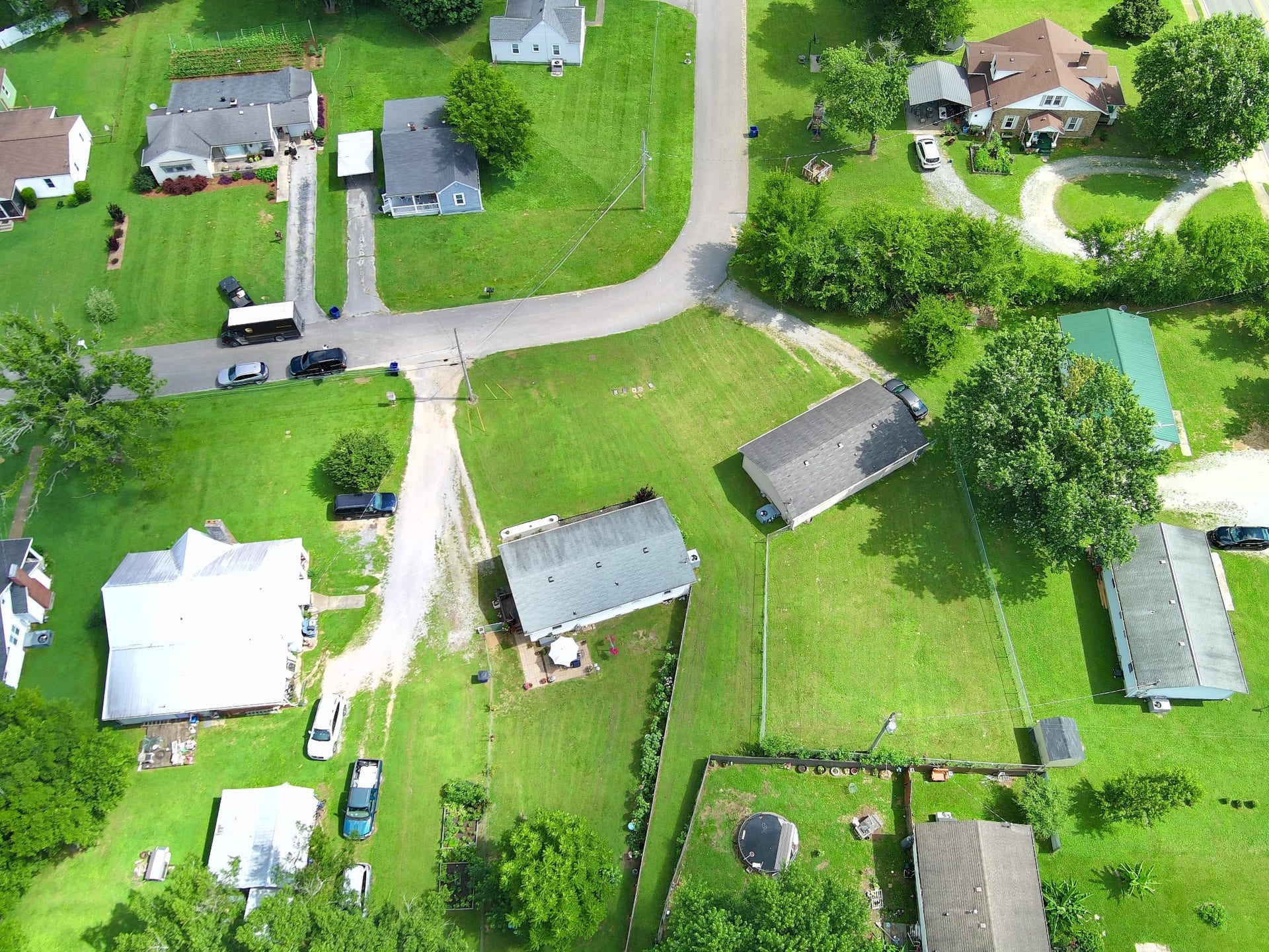 618 Coble Cir, Shelbyville, TN 37160 We do share a driveway but it has never been a problem.