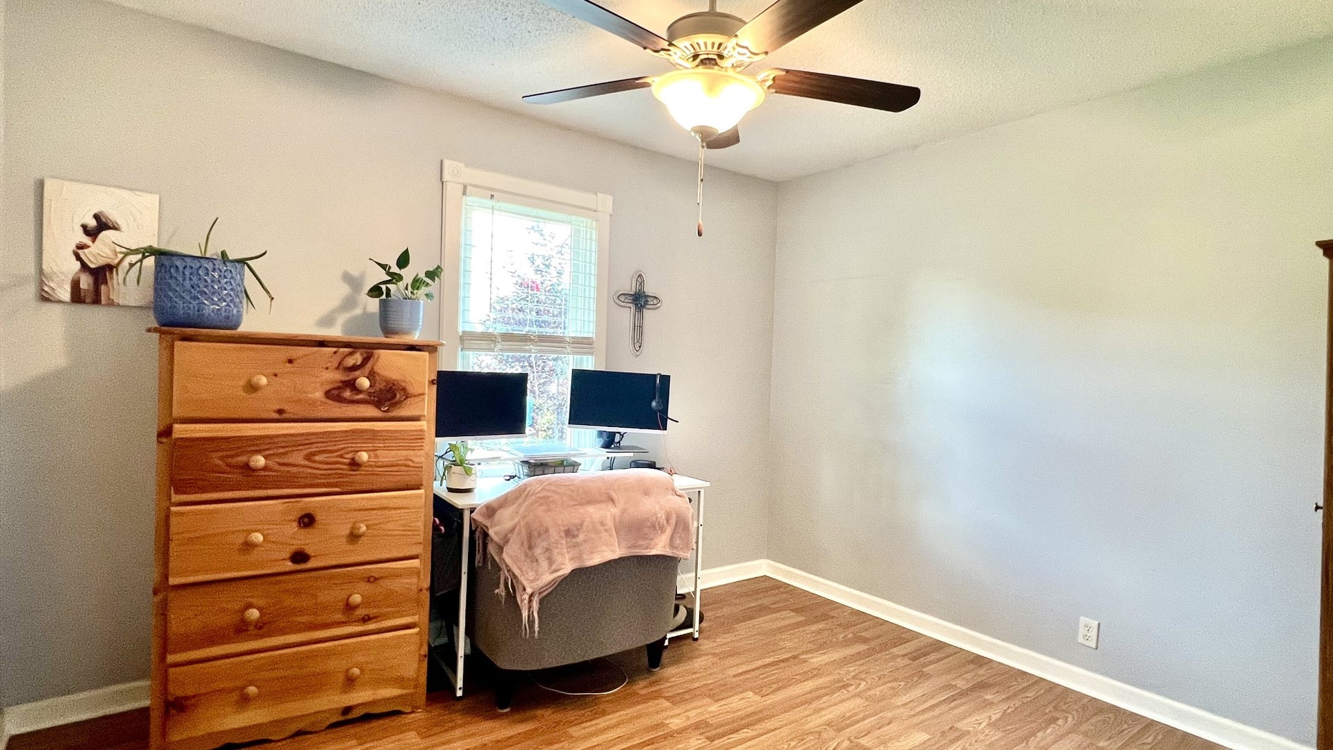 618 Coble Cir, Shelbyville, TN 37160 This is 3rd bedroom that is used for the owner's office.
