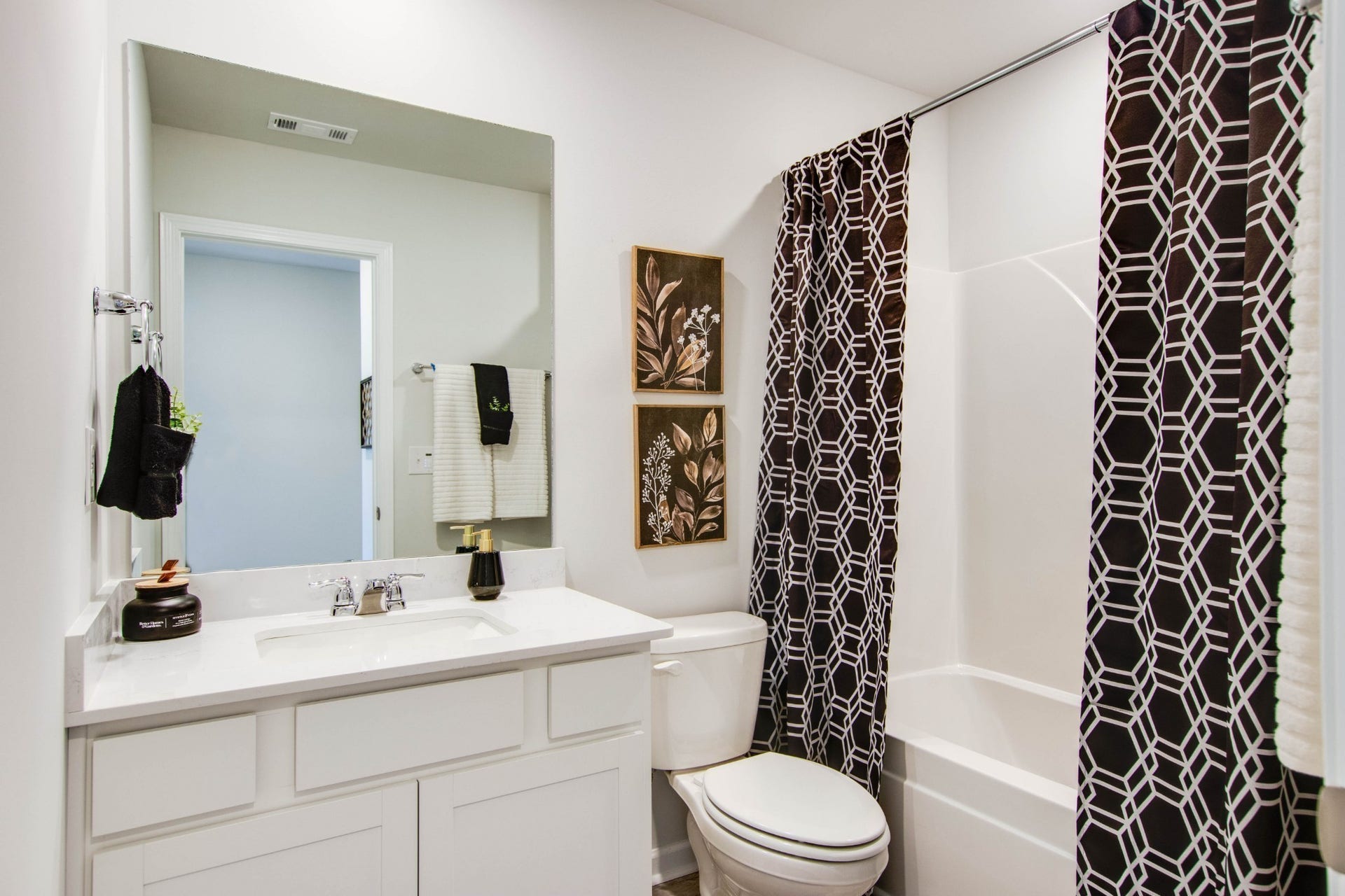 117 Mackenzie Way, Lewisburg, TN 37091 Secondary Full bath with Quartz counter tops.