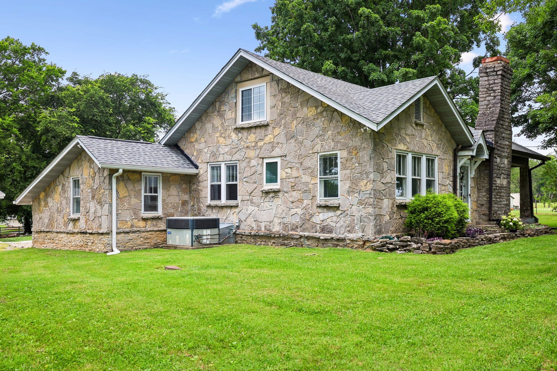 186 Sulphur Springs Rd, Shelbyville, TN 37160 Stonework with brick chimney and hardboard blend seamlessly to create this amazing home's exterior! 186 Sulphur Springs Rd, Shelbyville, TN 37160