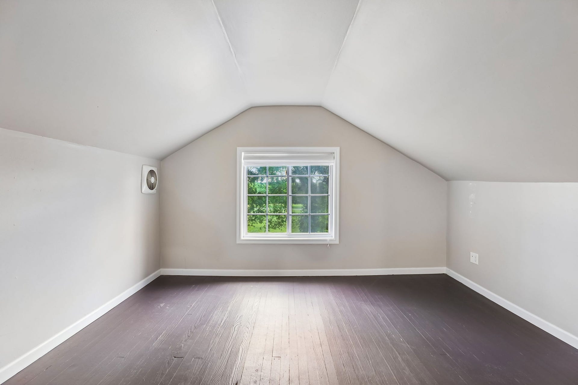 186 Sulphur Springs Rd, Shelbyville, TN 37160 Upstairs, you'll find another generously sized space to use as your family needs. 186 Sulphur Springs Rd, Shelbyville, TN 37160