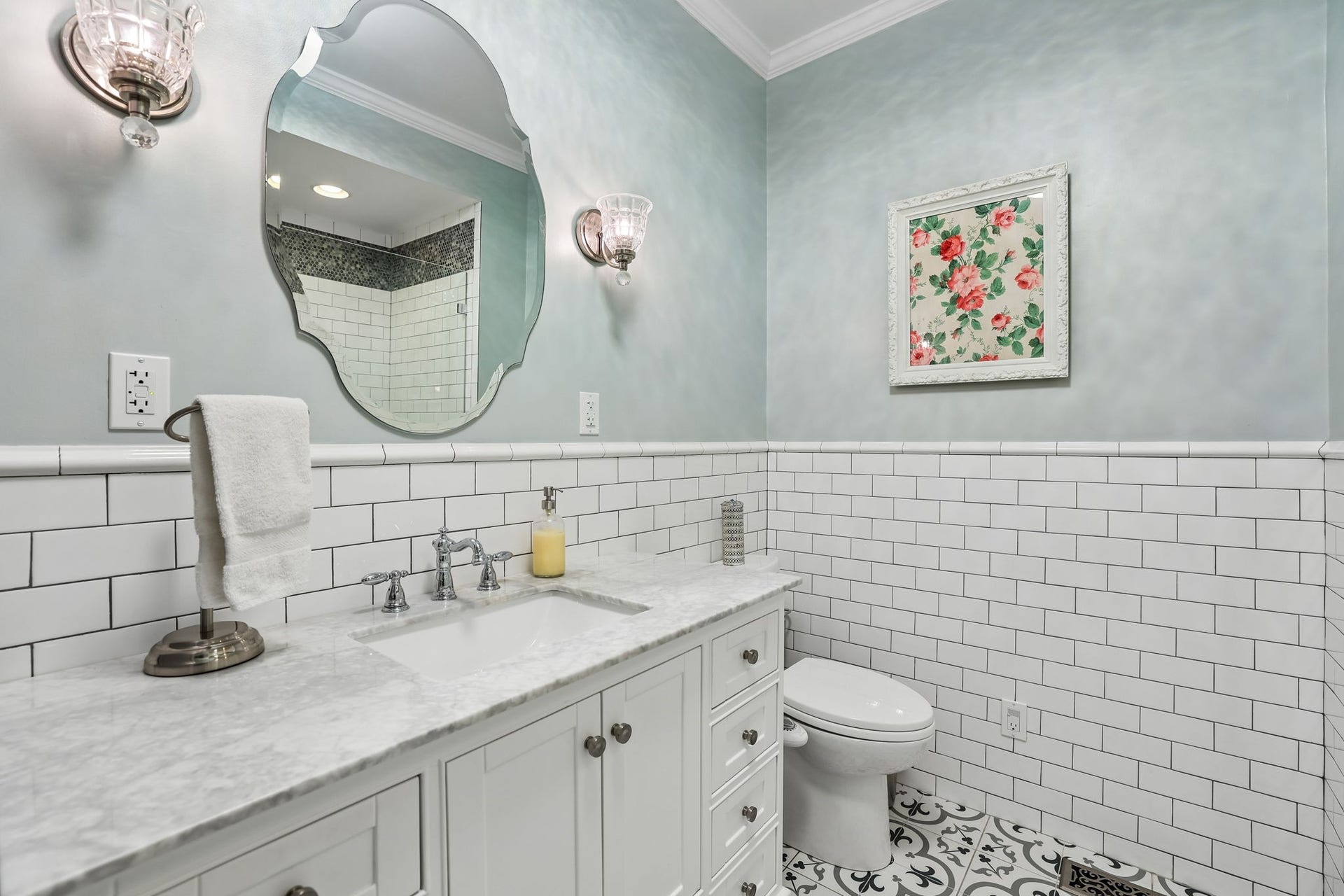 186 Sulphur Springs Rd, Shelbyville, TN 37160 An oversized vanity and an additional cabinet piece provides ample storage! 186 Sulphur Springs Rd, Shelbyville, TN 37160
