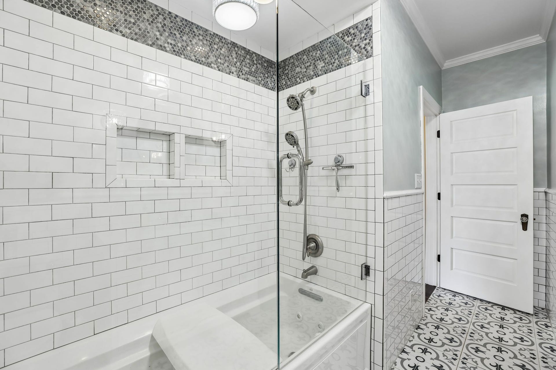 186 Sulphur Springs Rd, Shelbyville, TN 37160 Impressive tub/shower has jets for soaking away the stresses of the day! 186 Sulphur Springs Rd, Shelbyville, TN 37160