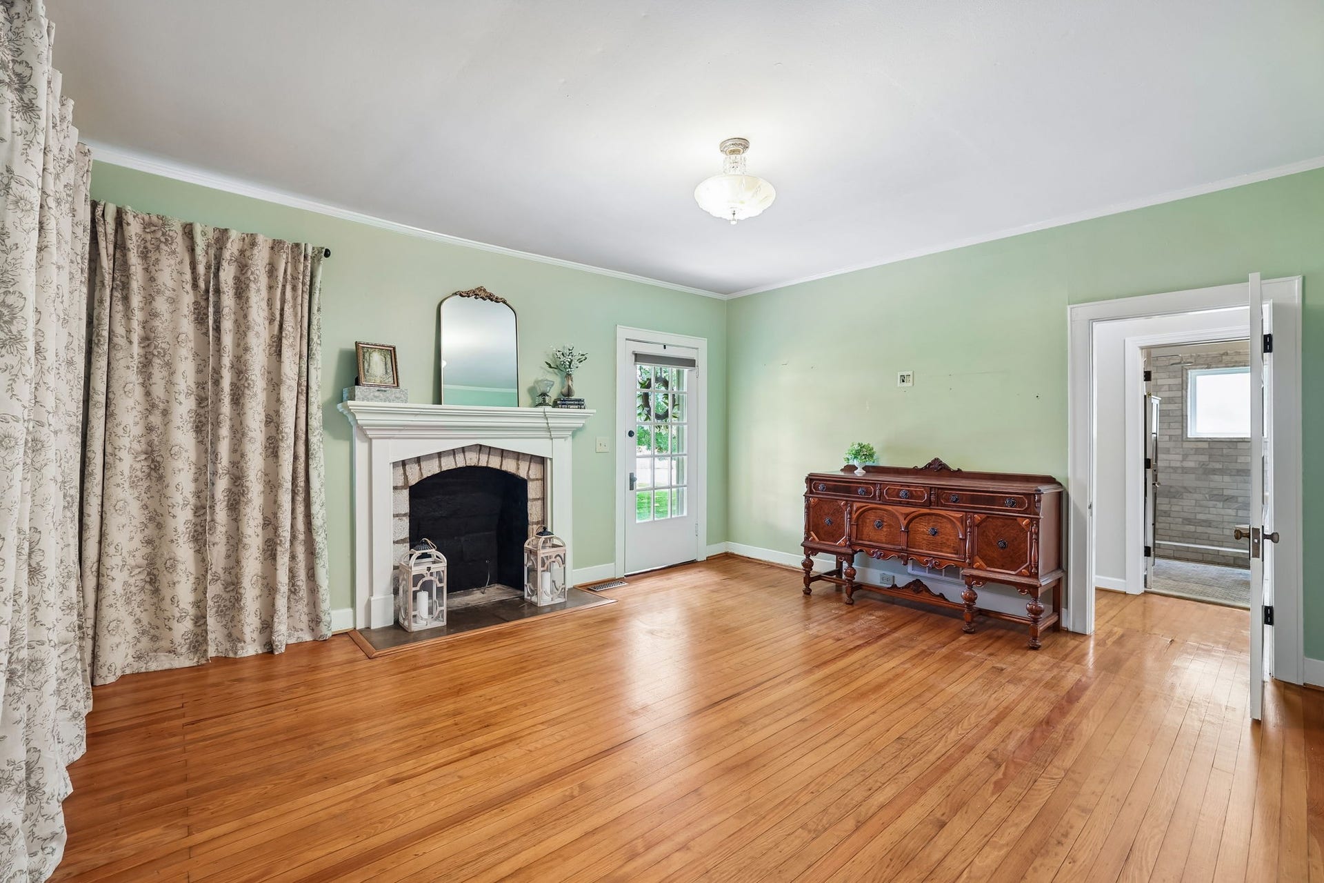 186 Sulphur Springs Rd, Shelbyville, TN 37160 Large living space with an original fireplace! 186 Sulphur Springs Rd, Shelbyville, TN 37160