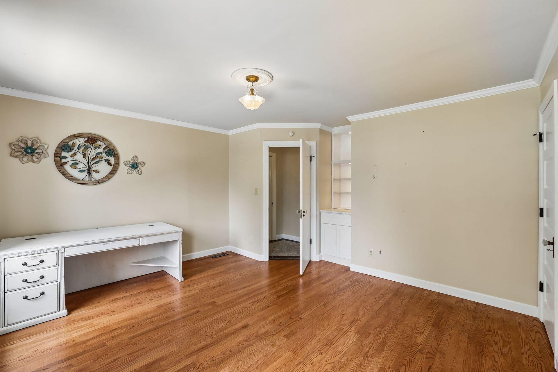 186 Sulphur Springs Rd, Shelbyville, TN 37160 Crown molding, glass door knobs, and semi-flush mounted fixture add charm to your primary bedroom! 186 Sulphur Springs Rd, Shelbyville, TN 37160
